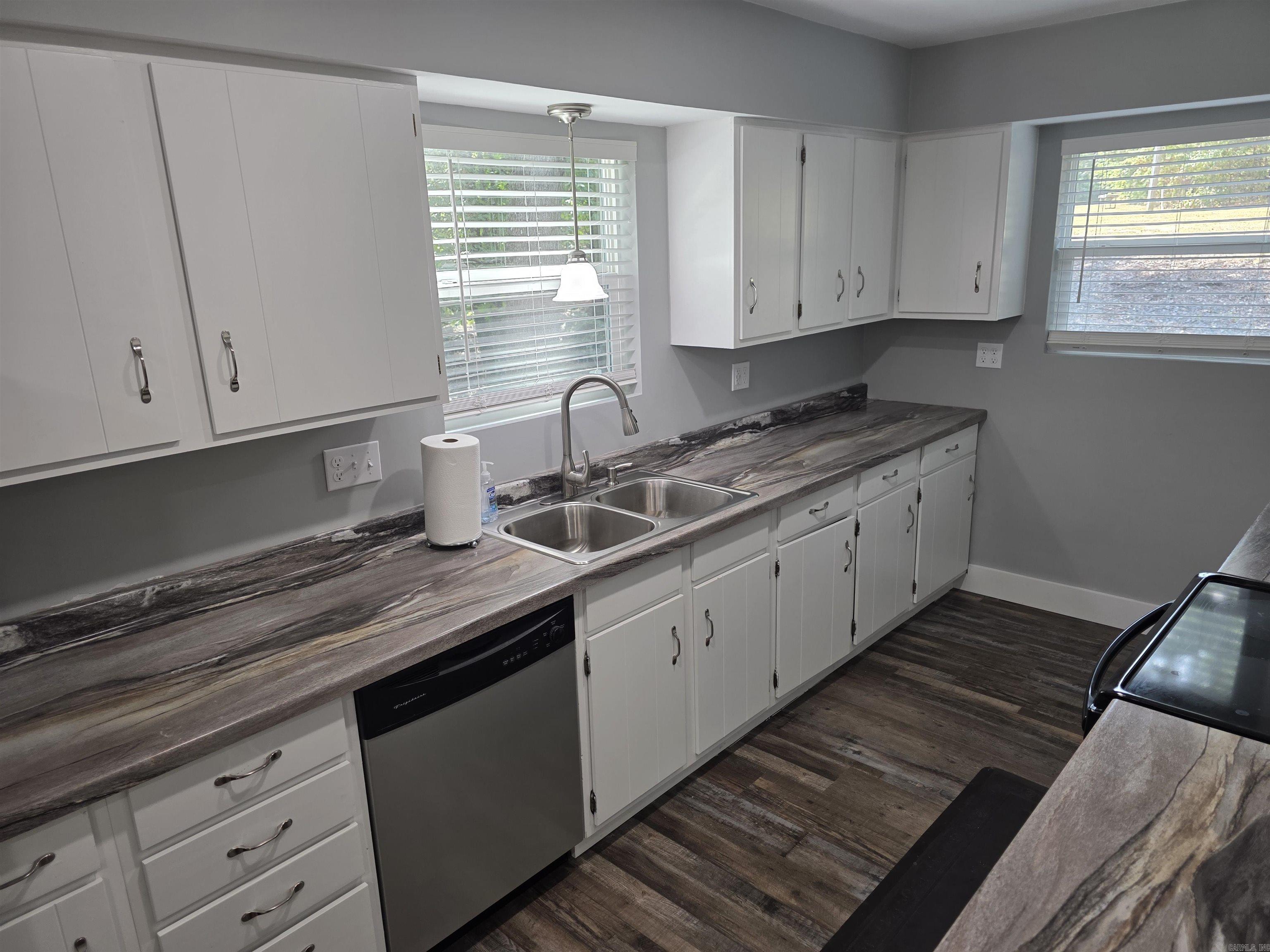 1000 Twin Coves  Greers Ferry, AR