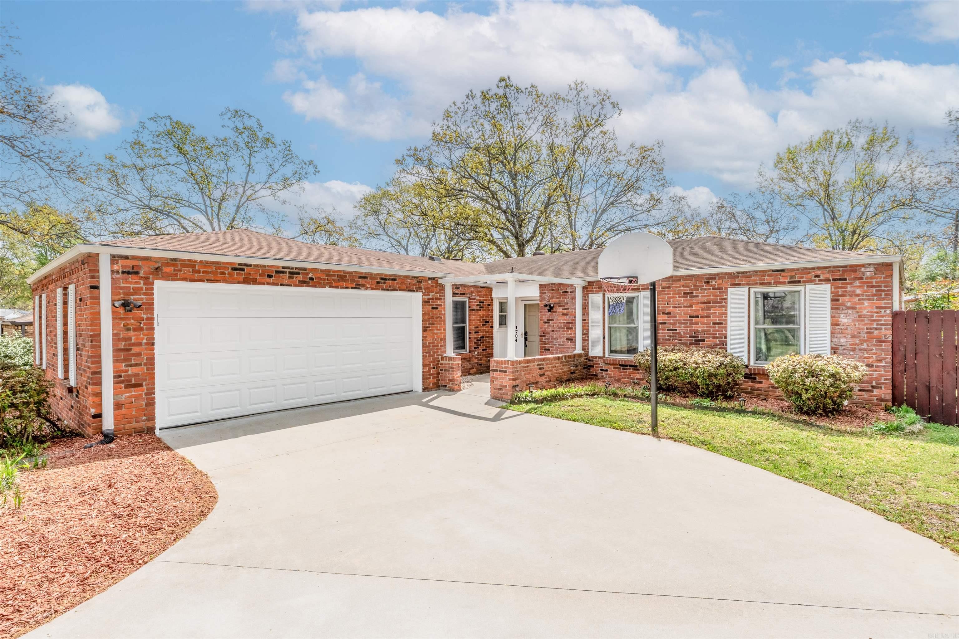 1704 War Eagle  North Little Rock, AR