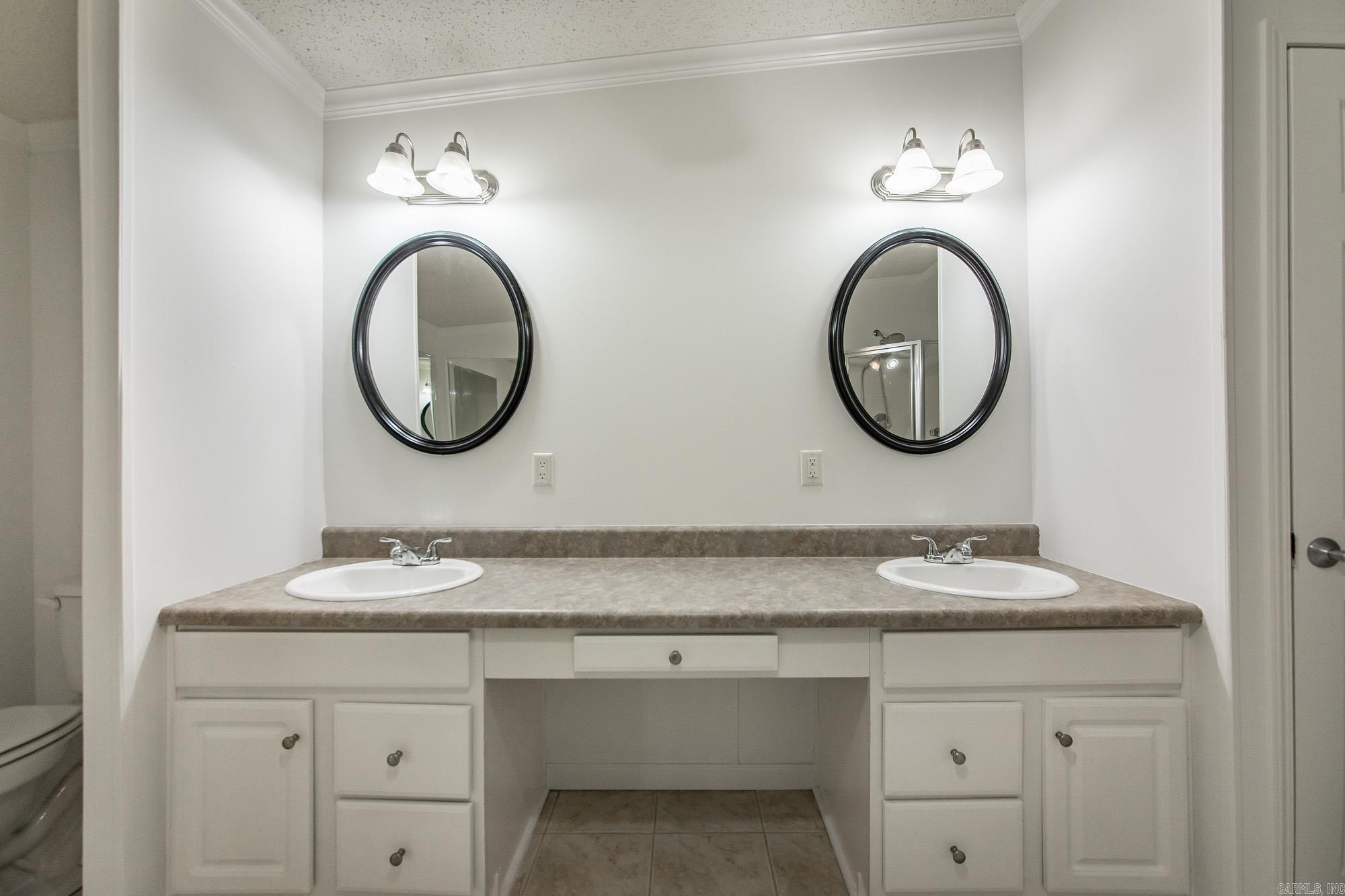 103 N Skyview  Romance, AR