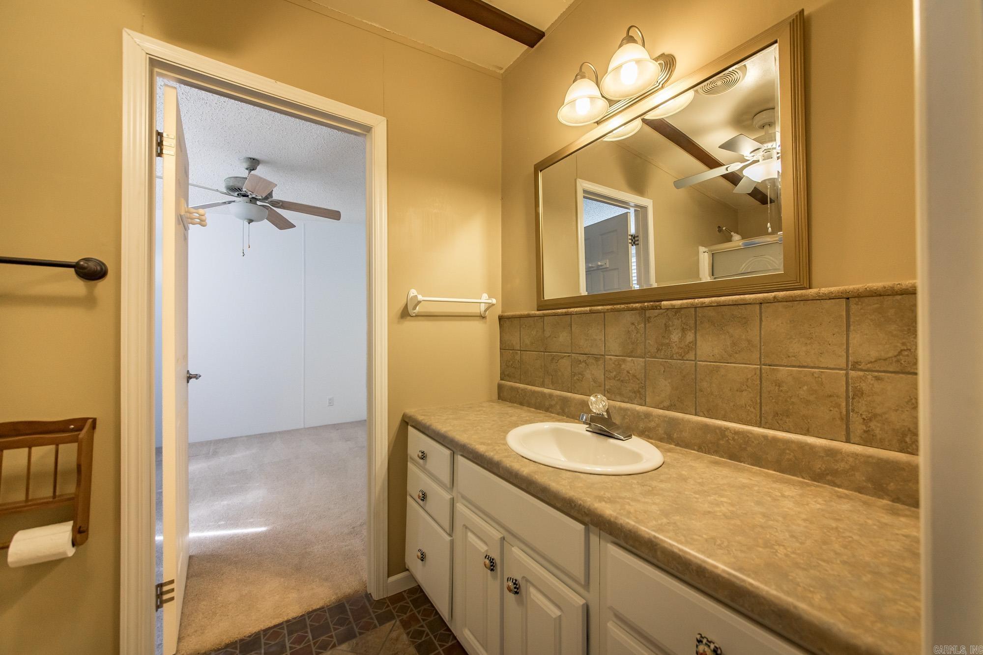 103 N Skyview  Romance, AR