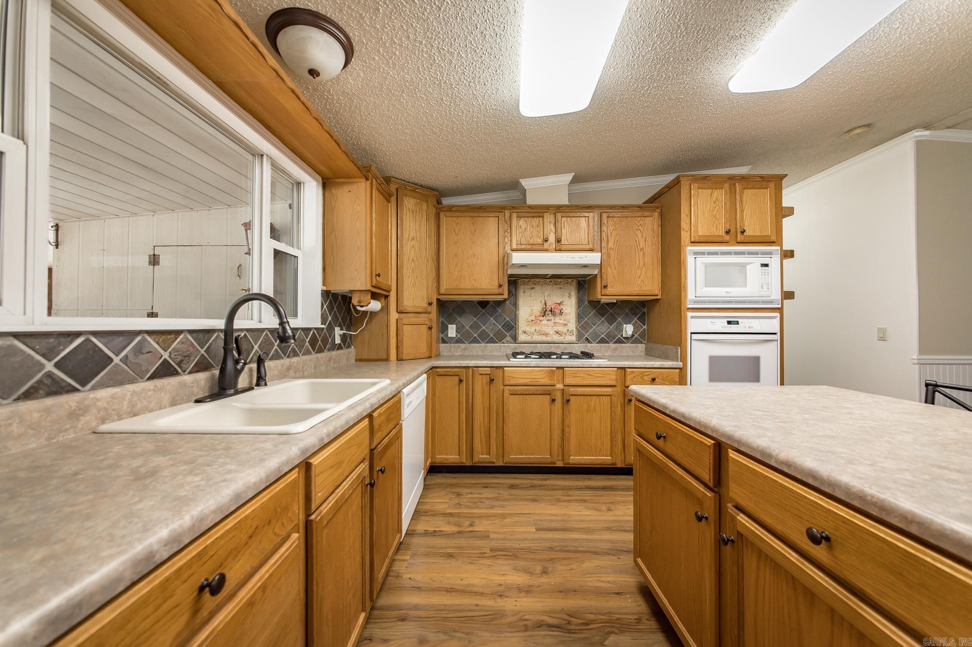 103 N Skyview  Romance, AR