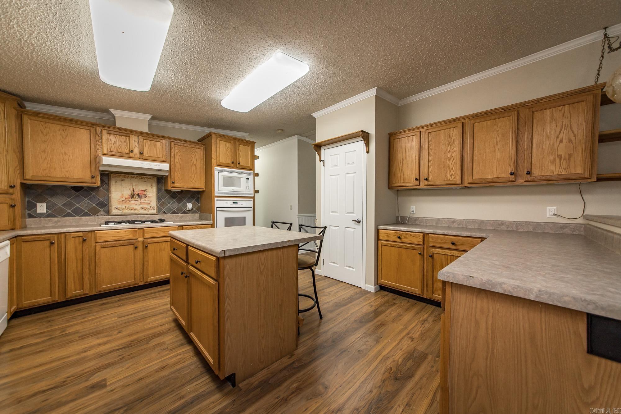 103 N Skyview  Romance, AR