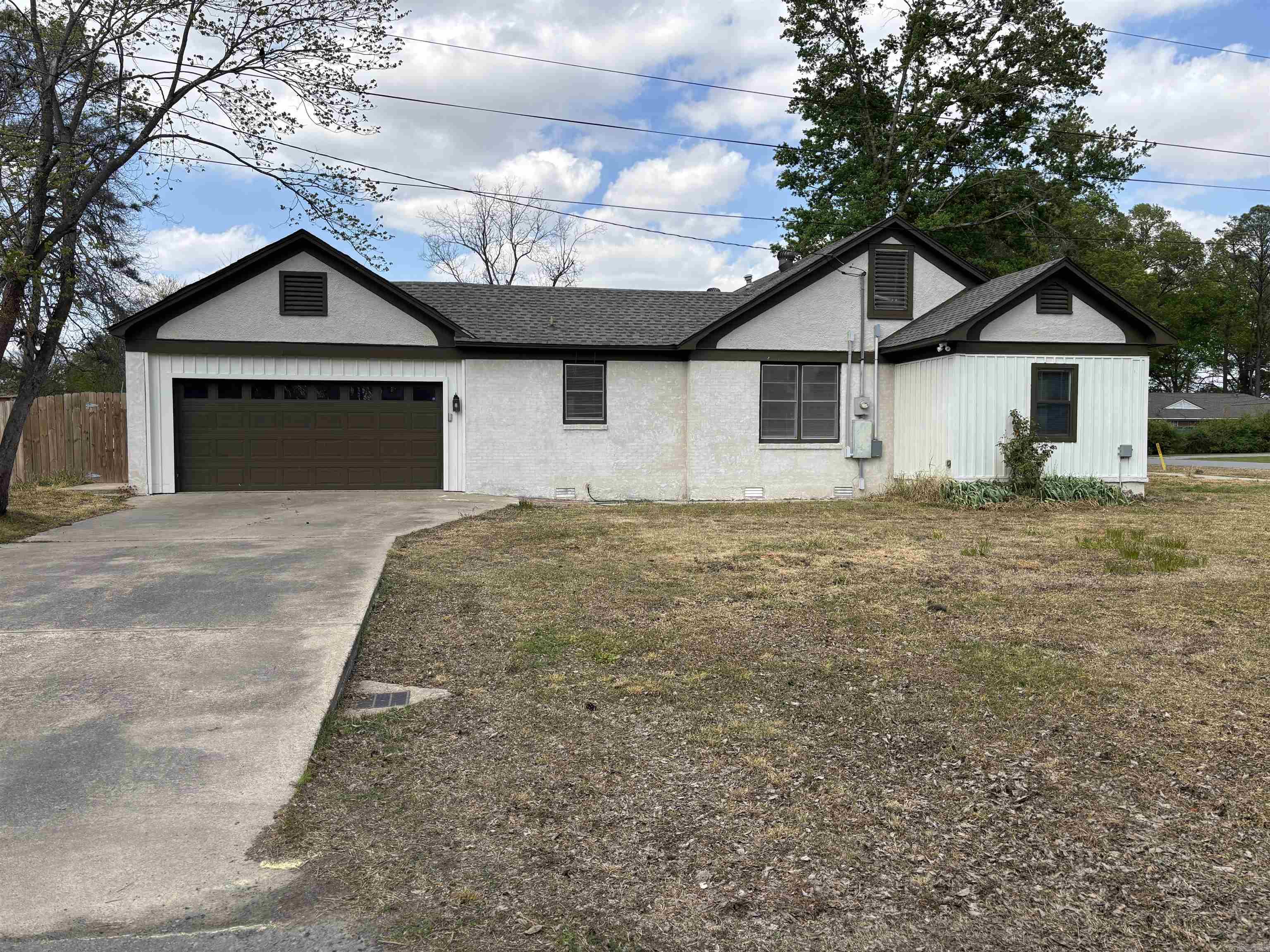 220 College St  Lonoke, AR