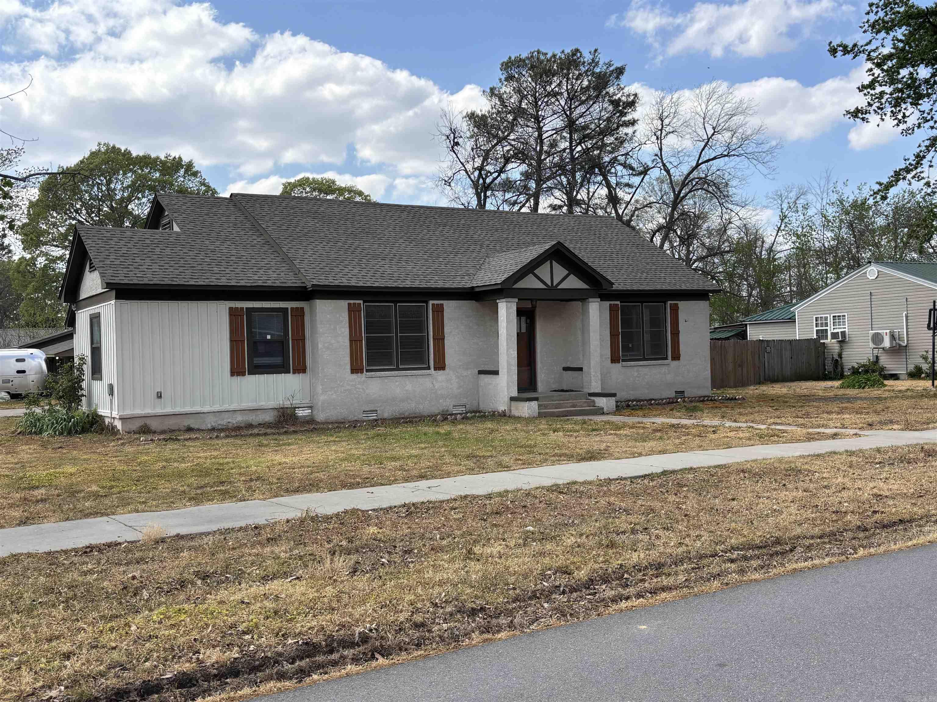 220 College St  Lonoke, AR