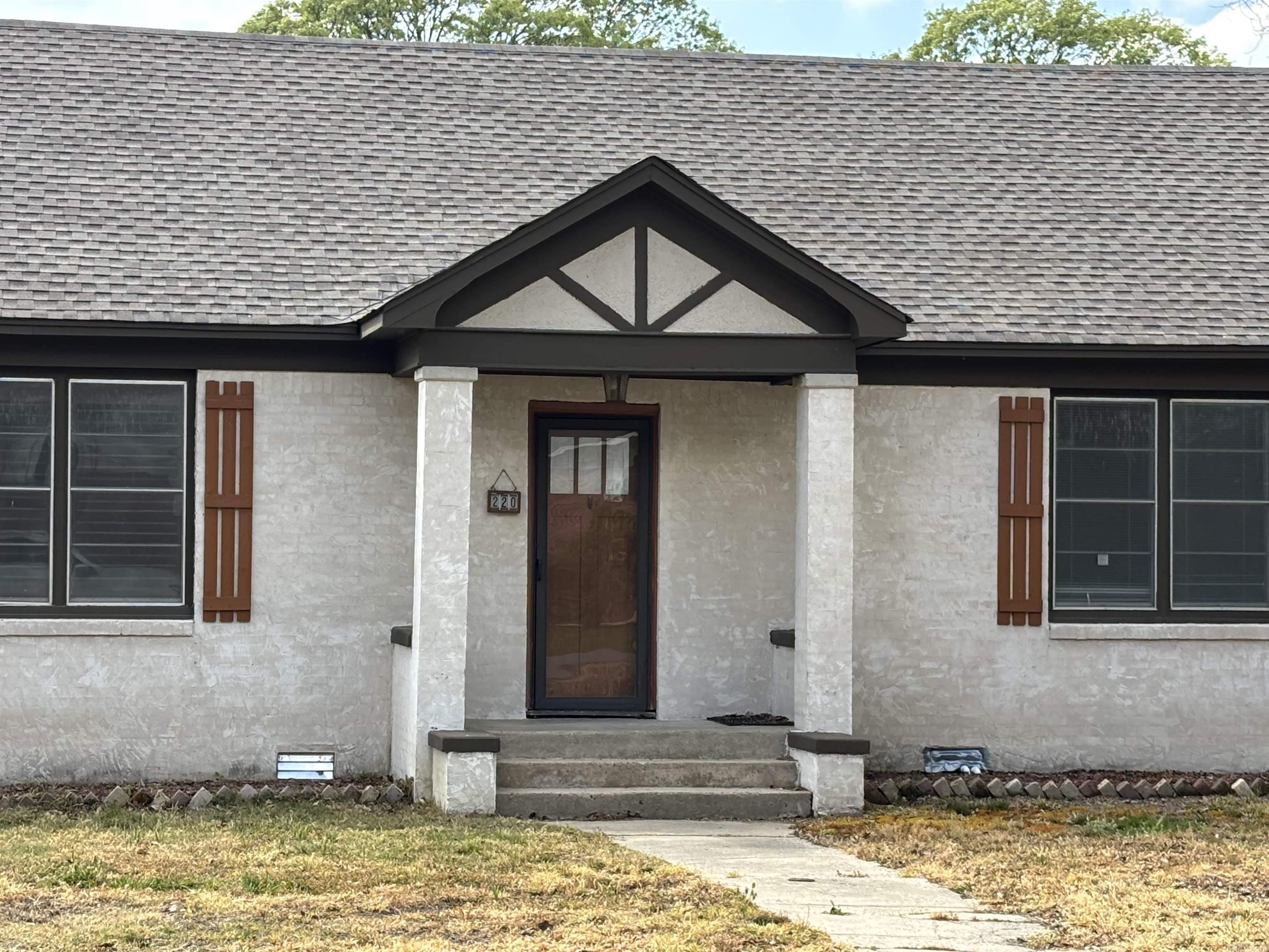 220 College St  Lonoke, AR