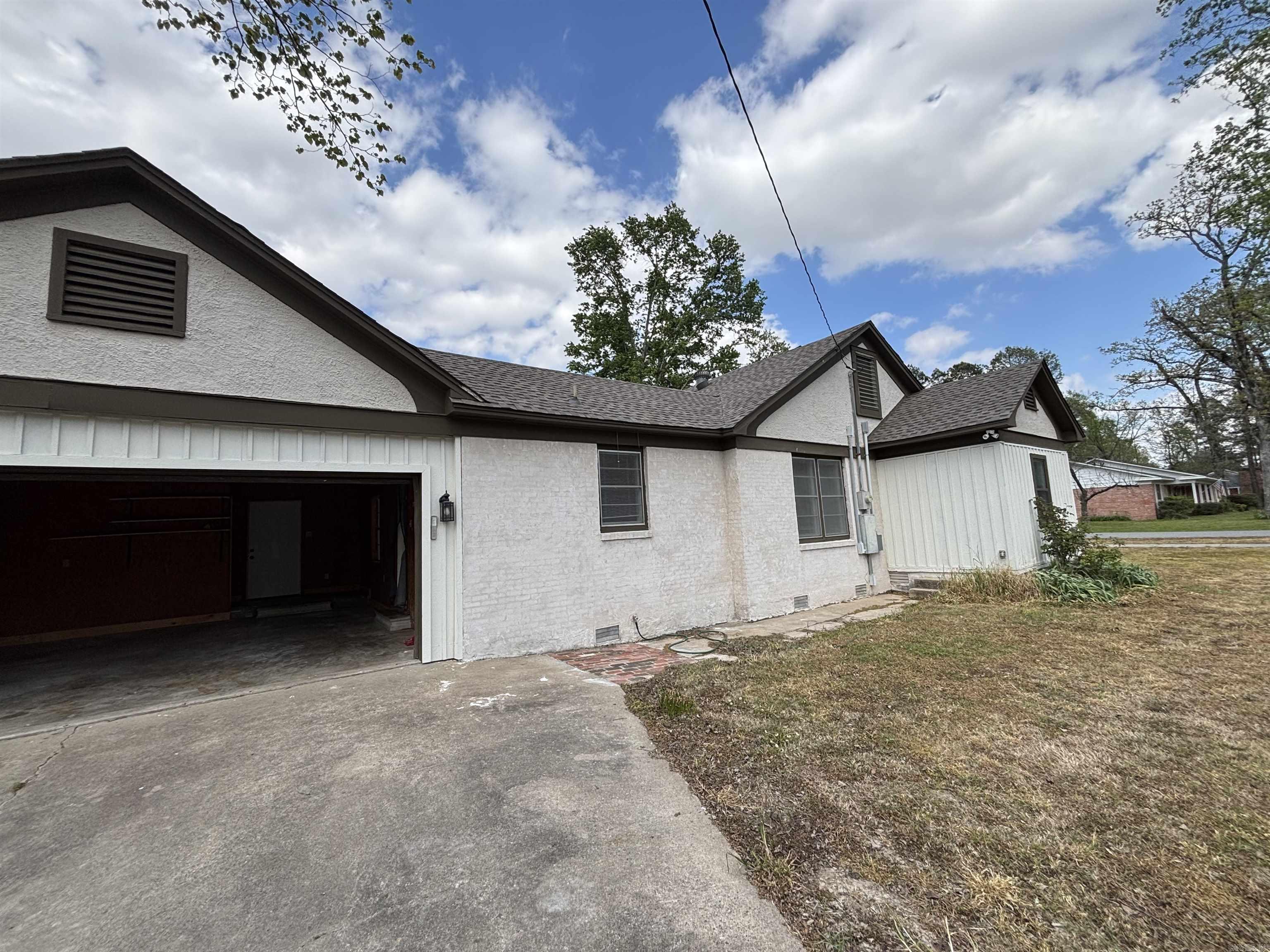 220 College St  Lonoke, AR