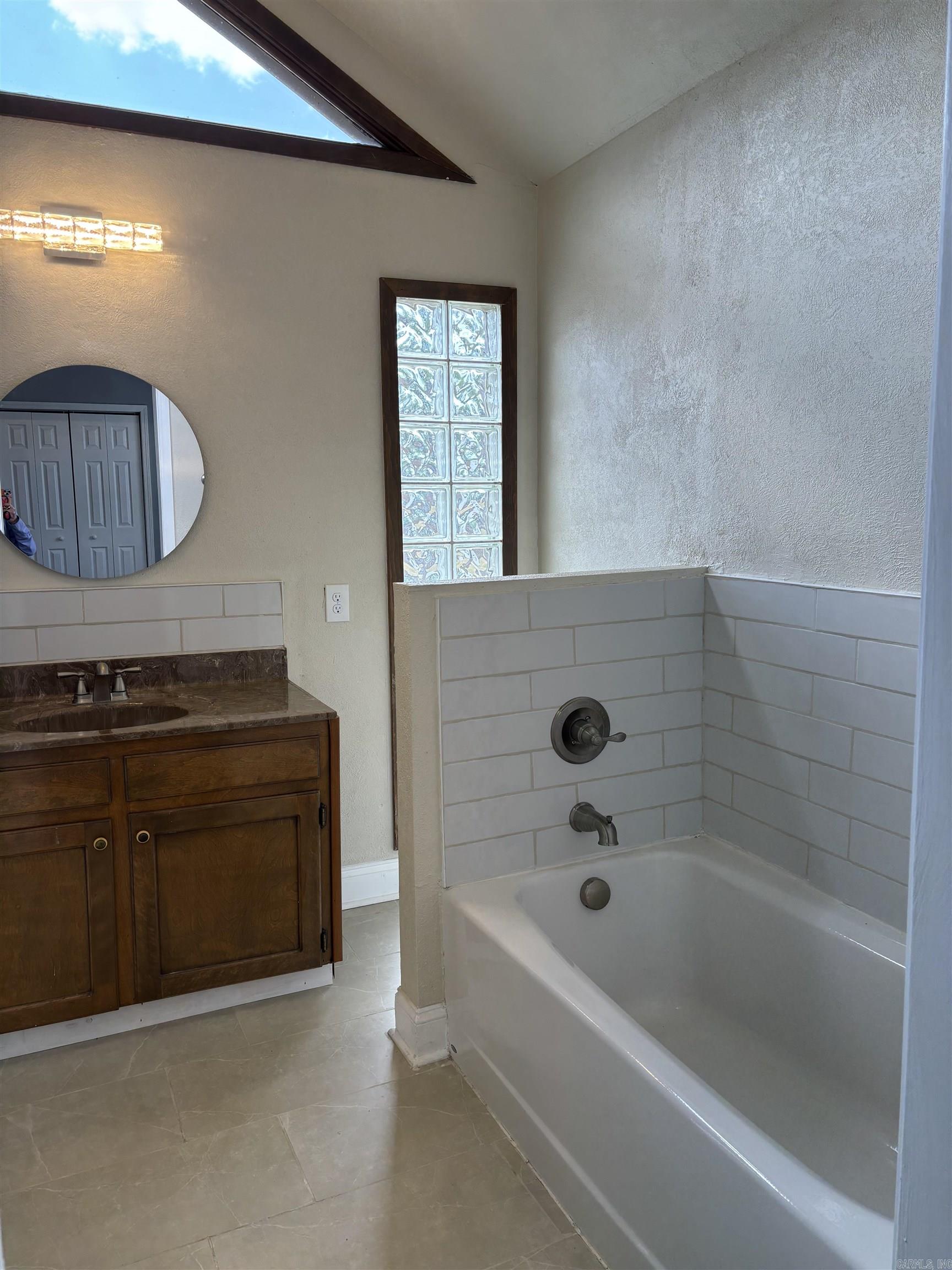 220 College St  Lonoke, AR