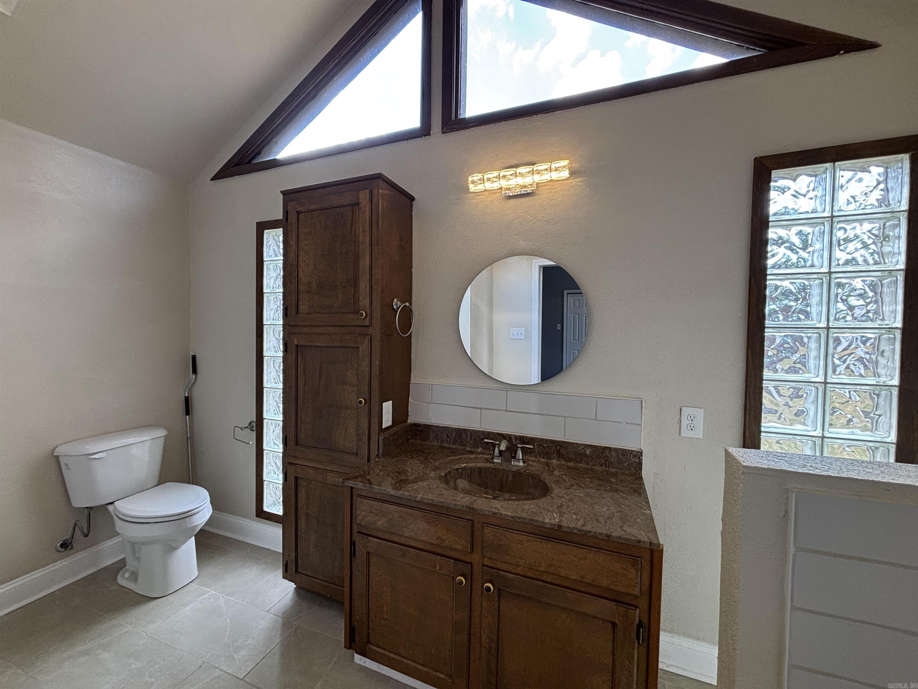 220 College St  Lonoke, AR