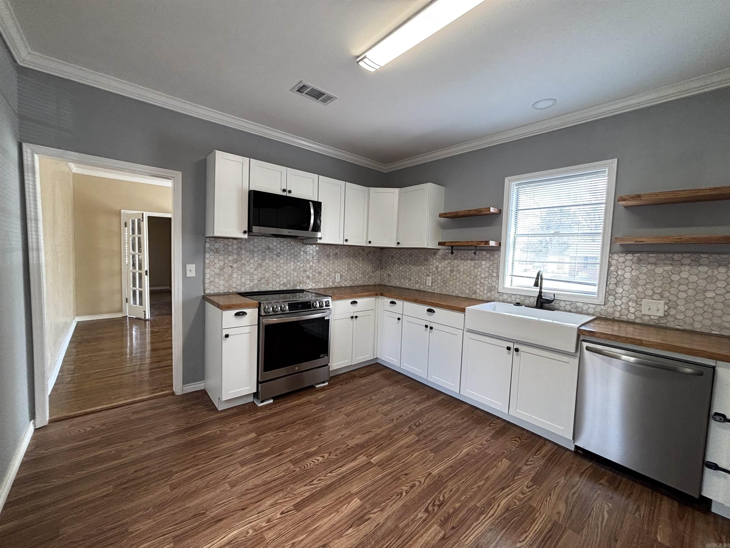 220 College St  Lonoke, AR