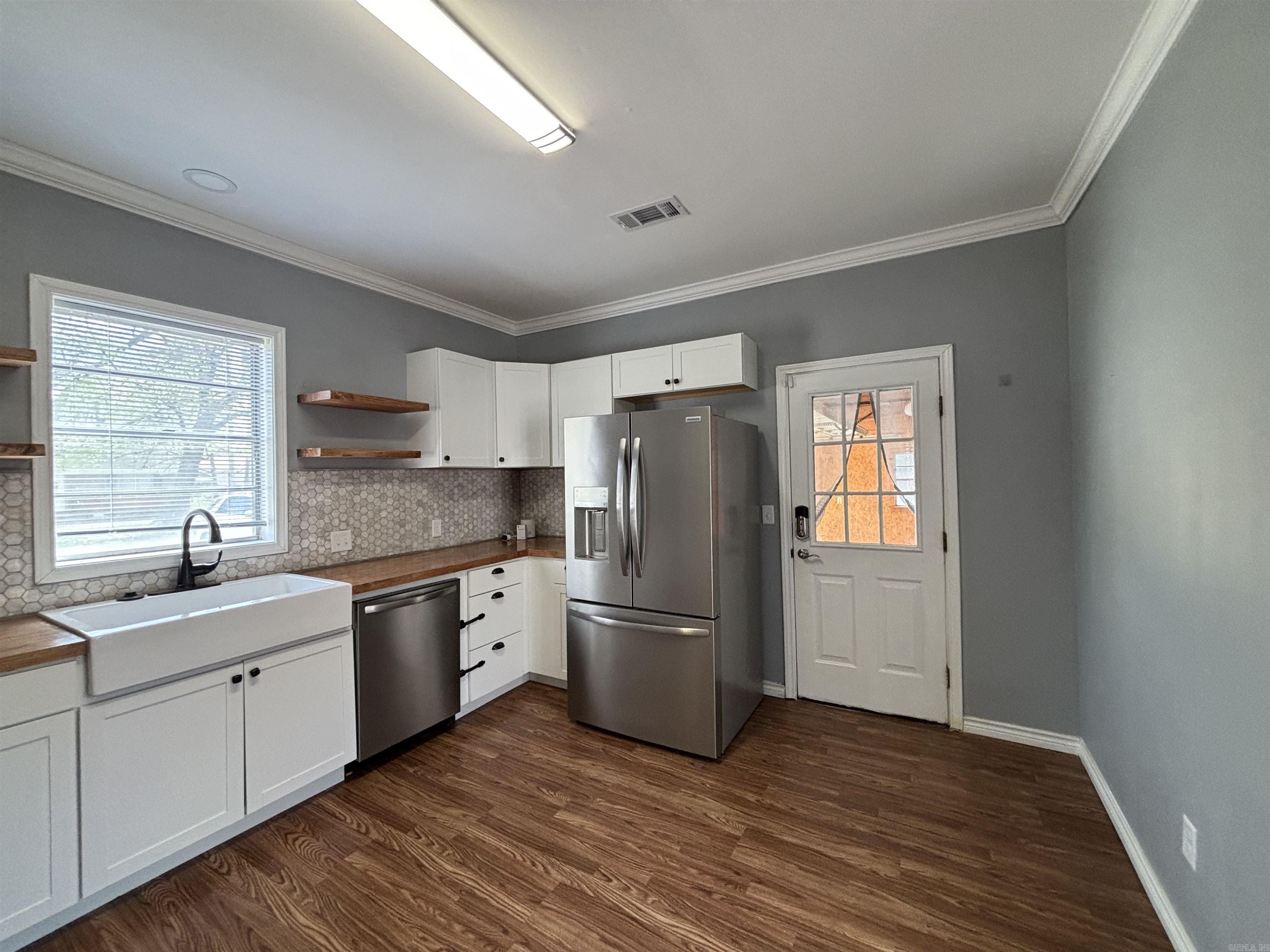 220 College St  Lonoke, AR