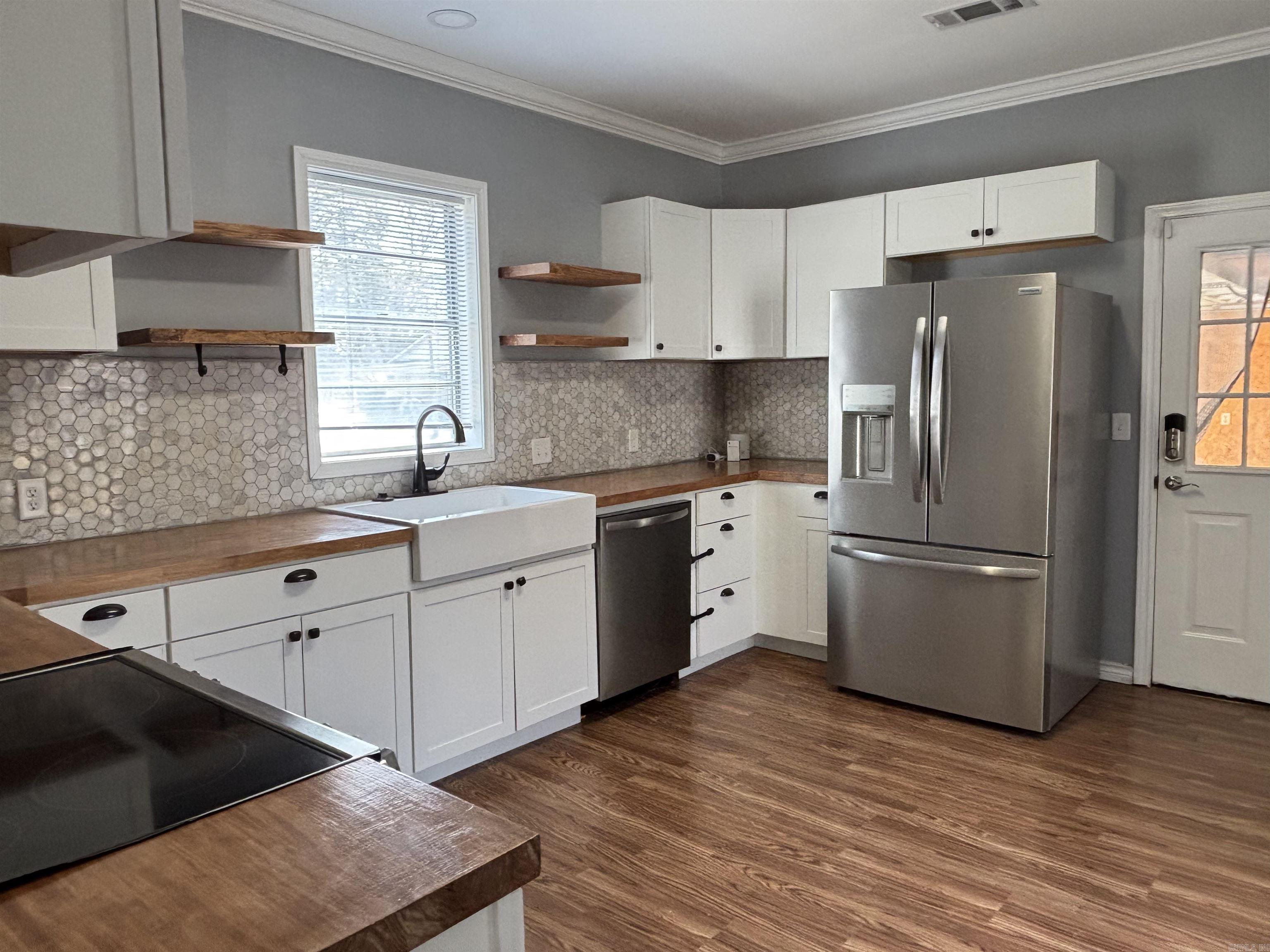 220 College St  Lonoke, AR