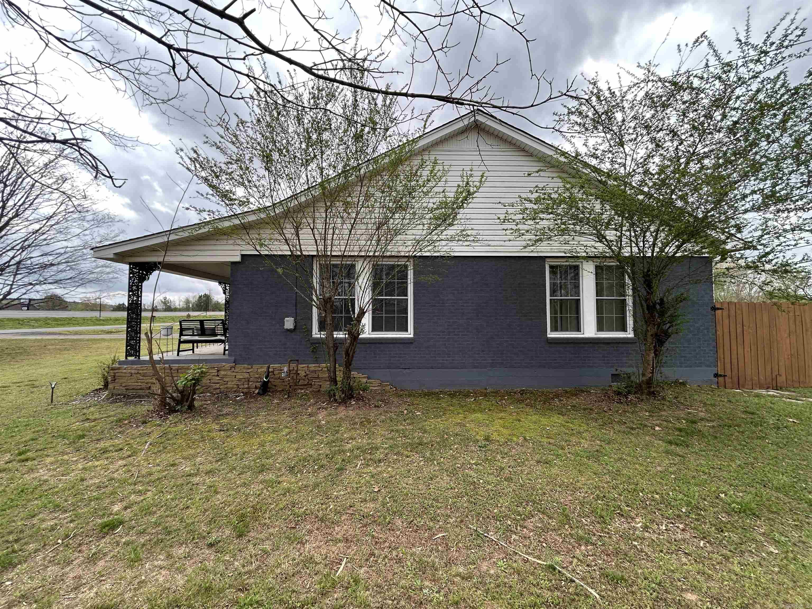 156 W James  Clinton, AR