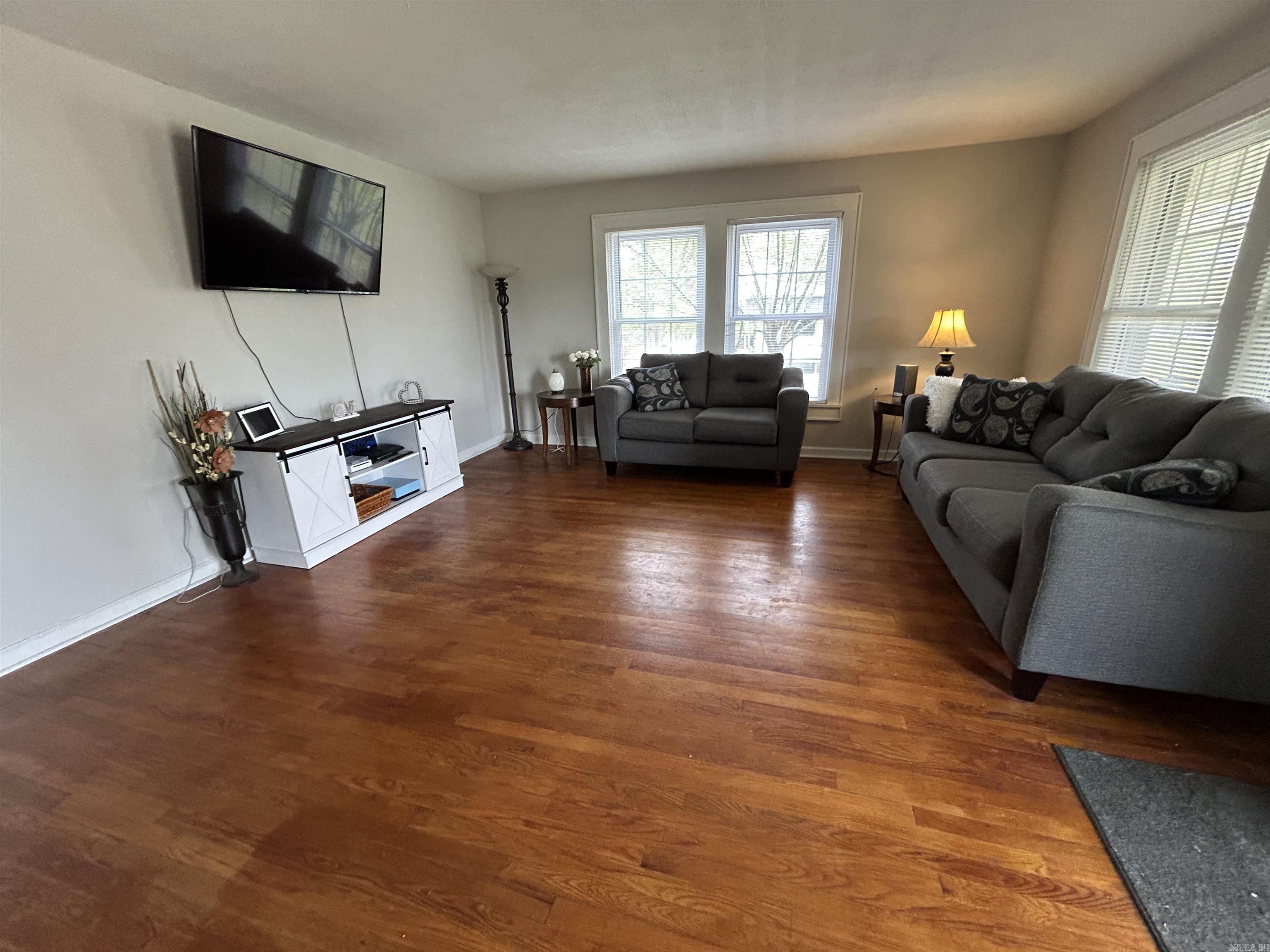 156 W James  Clinton, AR