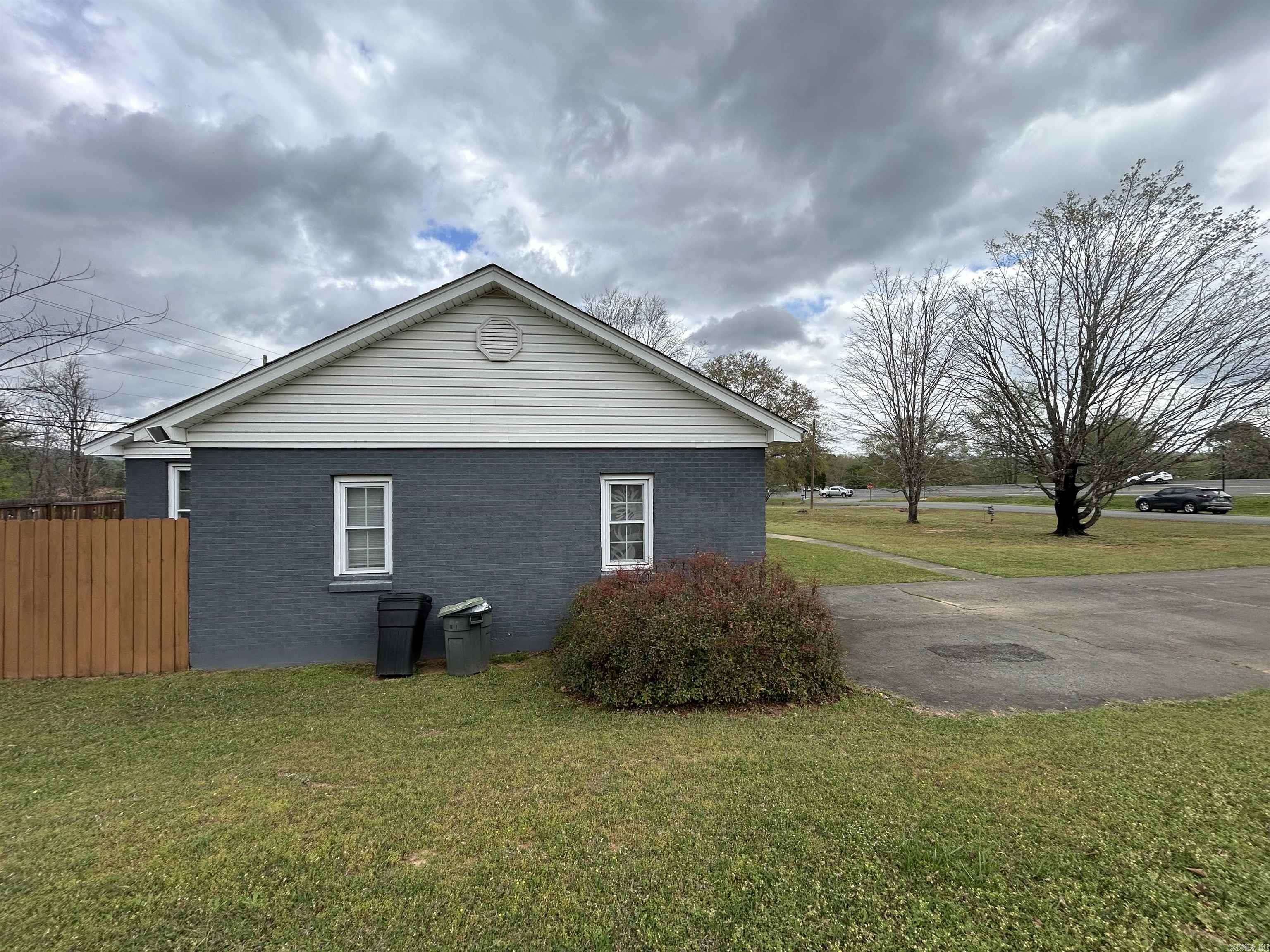 156 W James  Clinton, AR