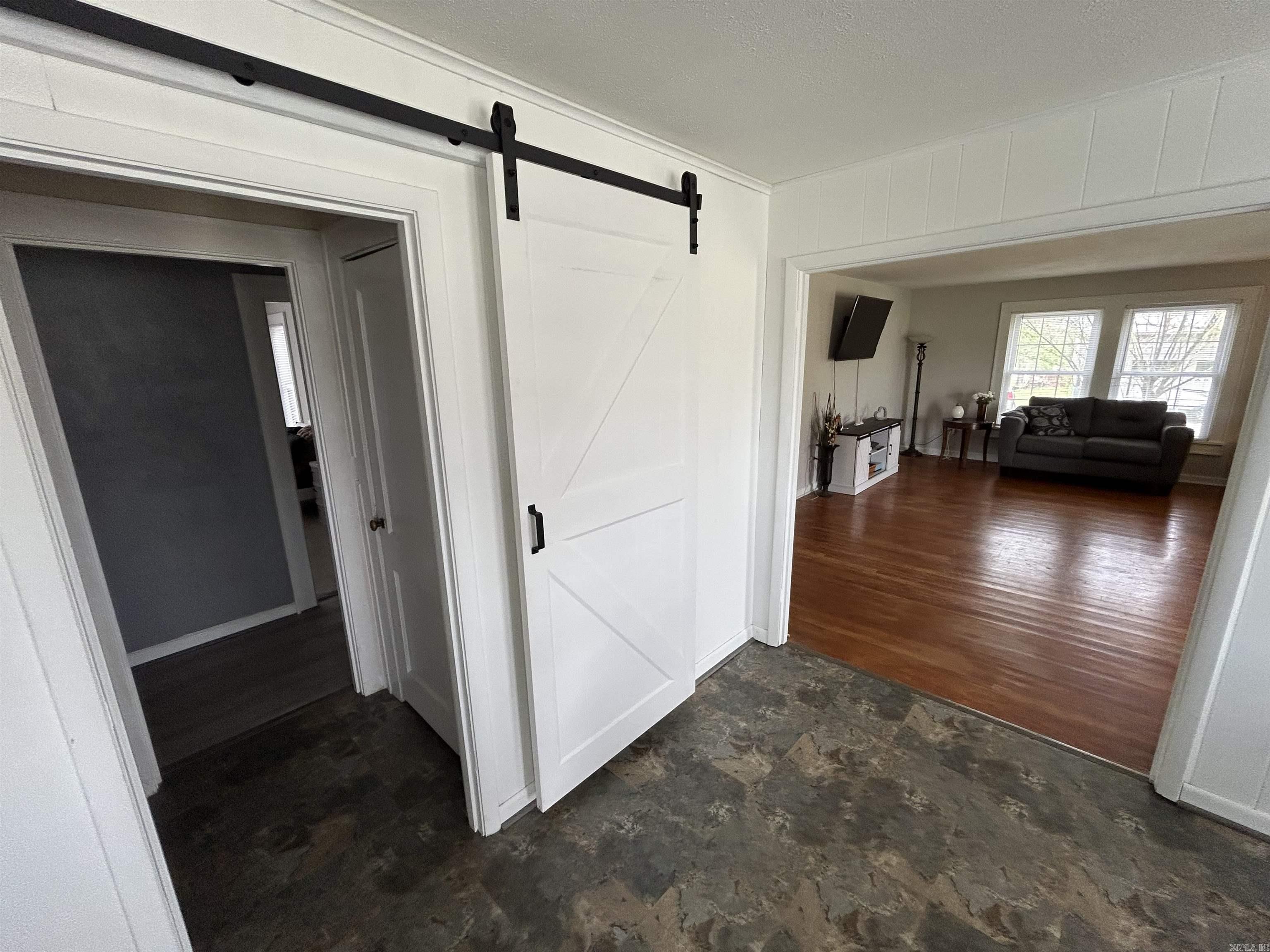 156 W James  Clinton, AR