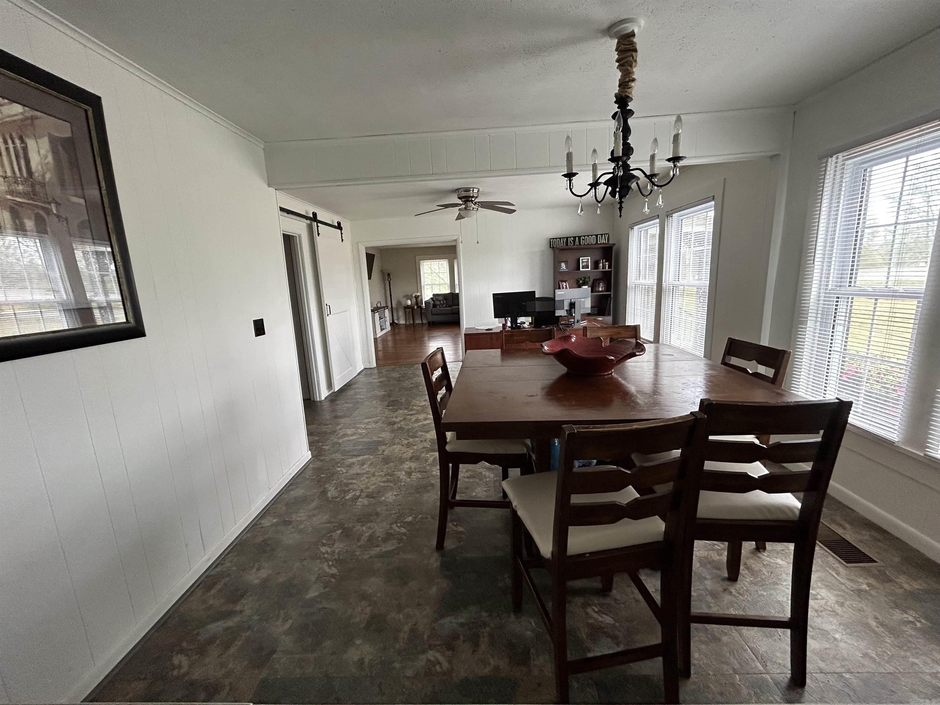 156 W James  Clinton, AR