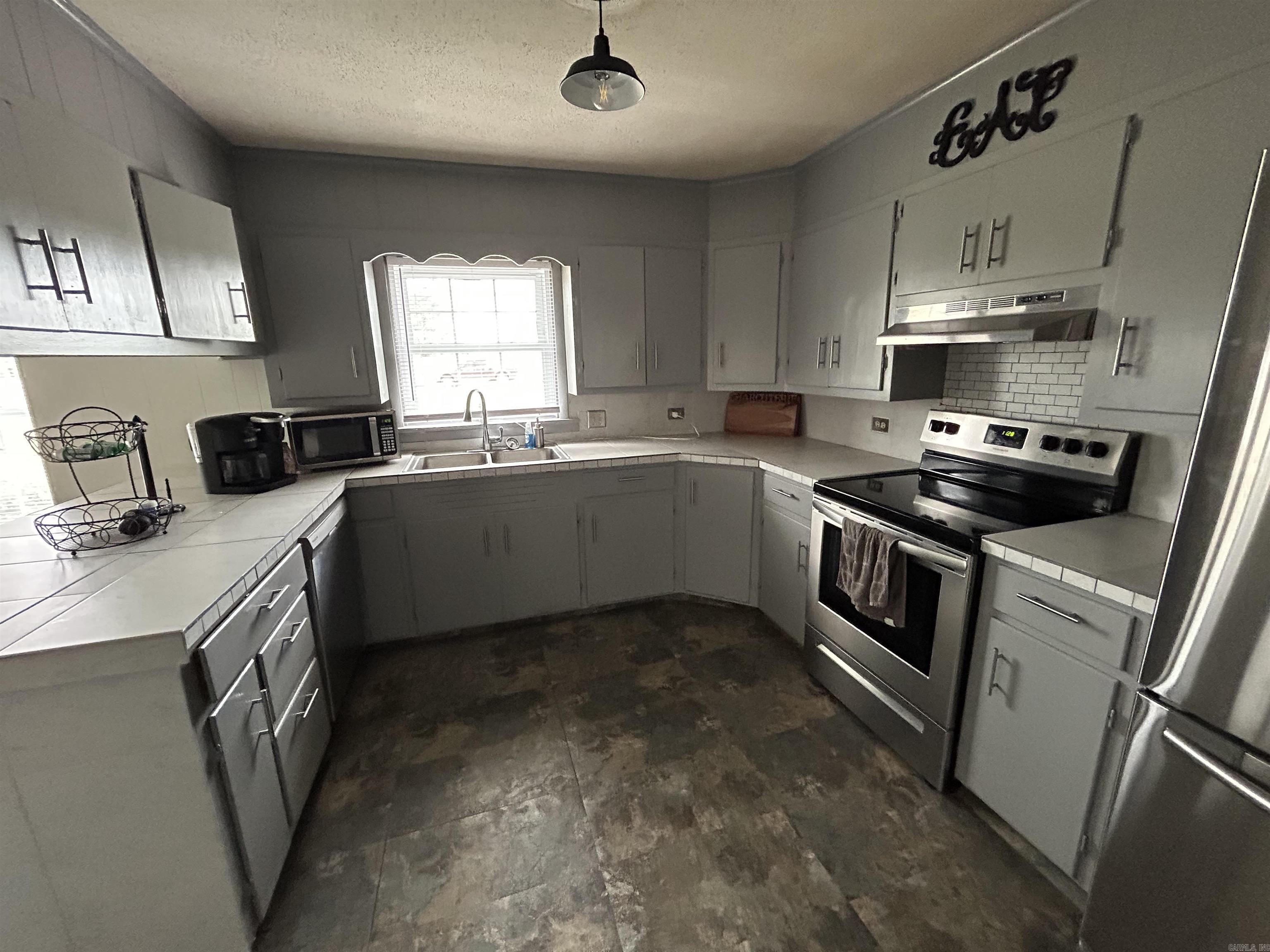 156 W James  Clinton, AR