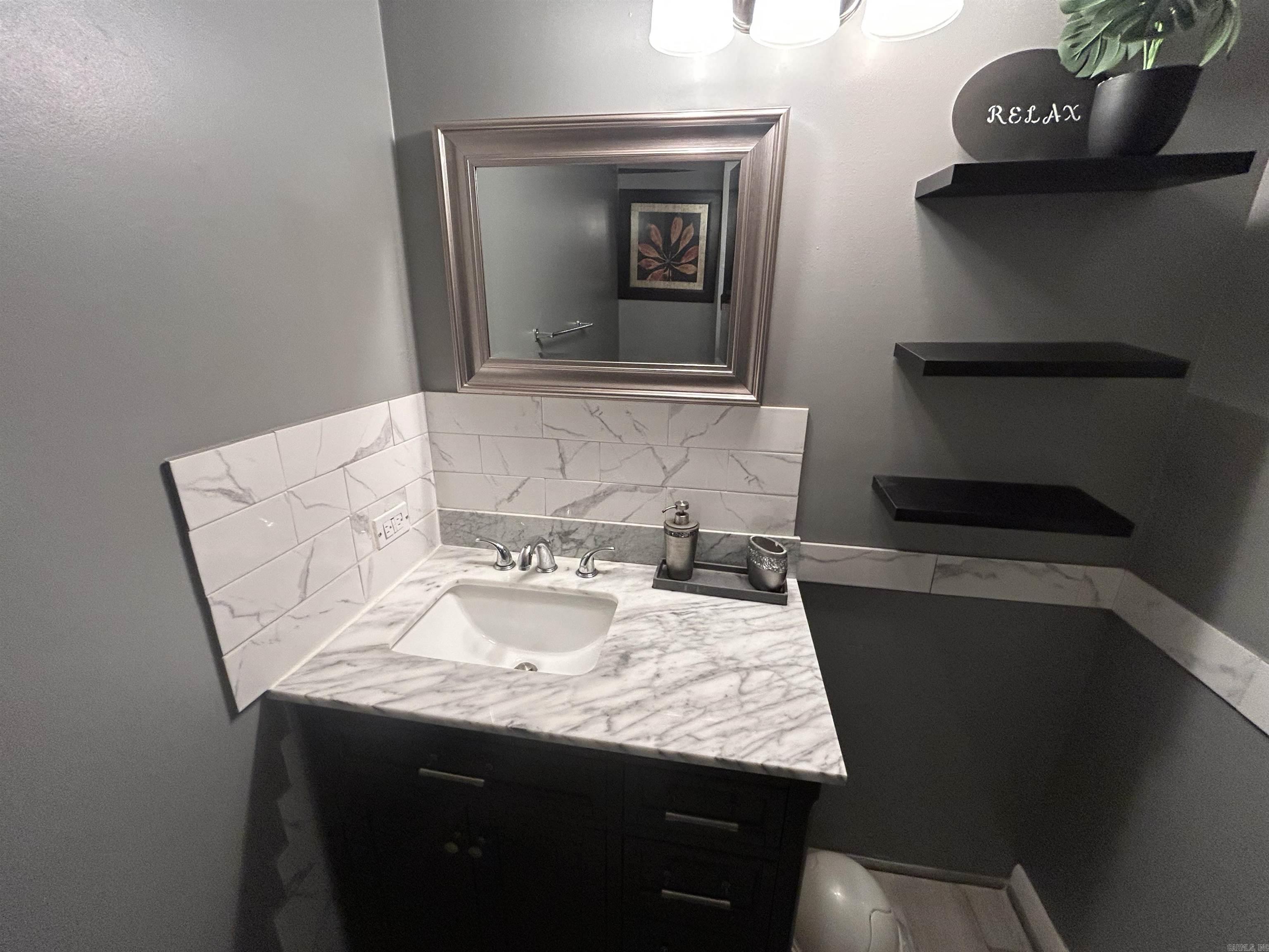 156 W James  Clinton, AR