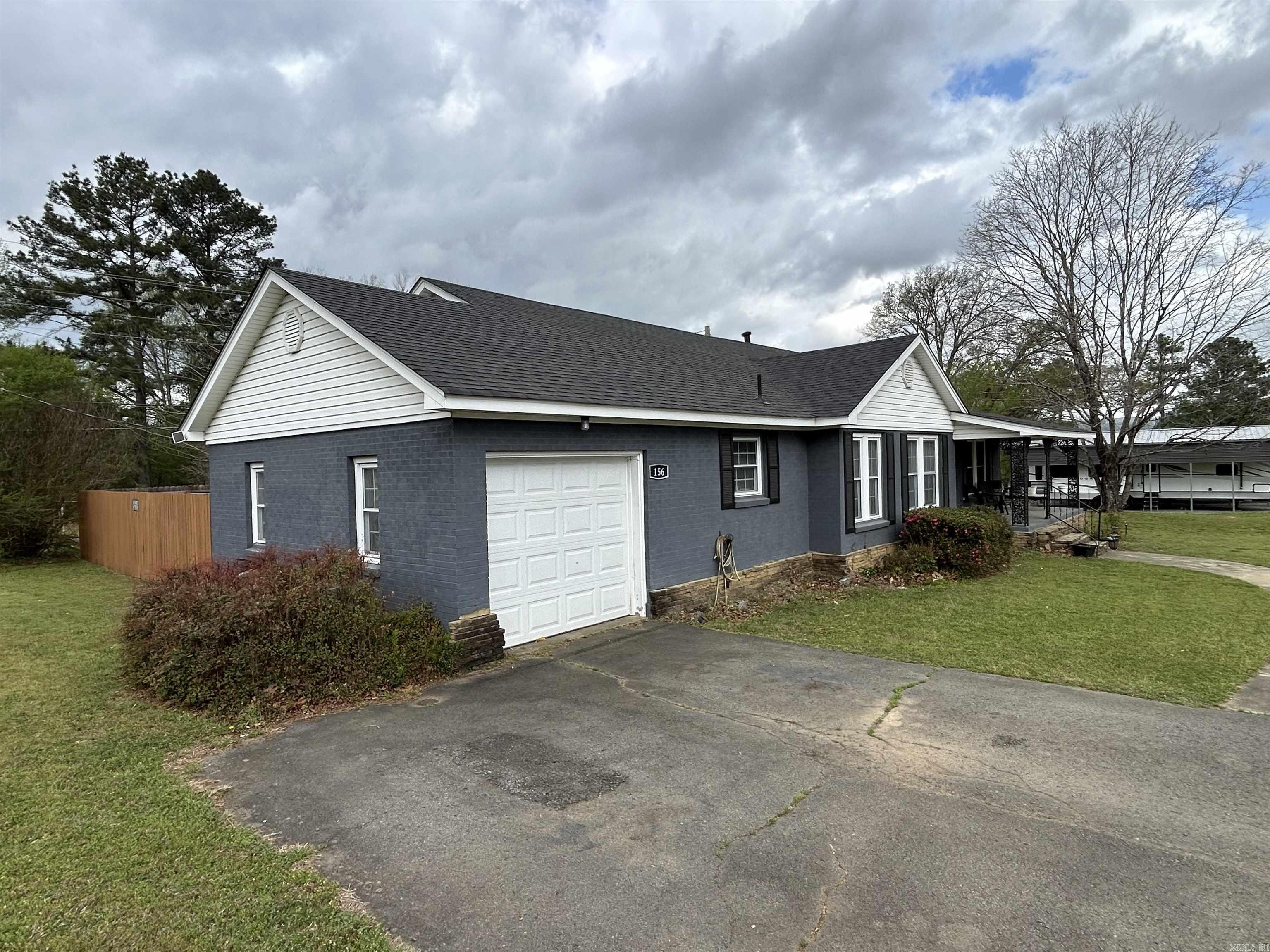 156 W James  Clinton, AR