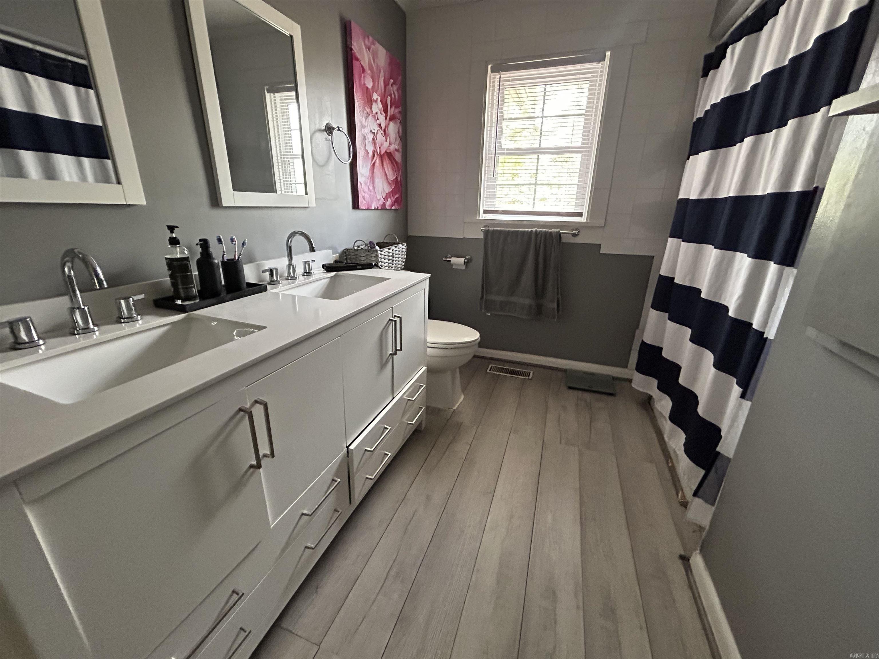 156 W James  Clinton, AR