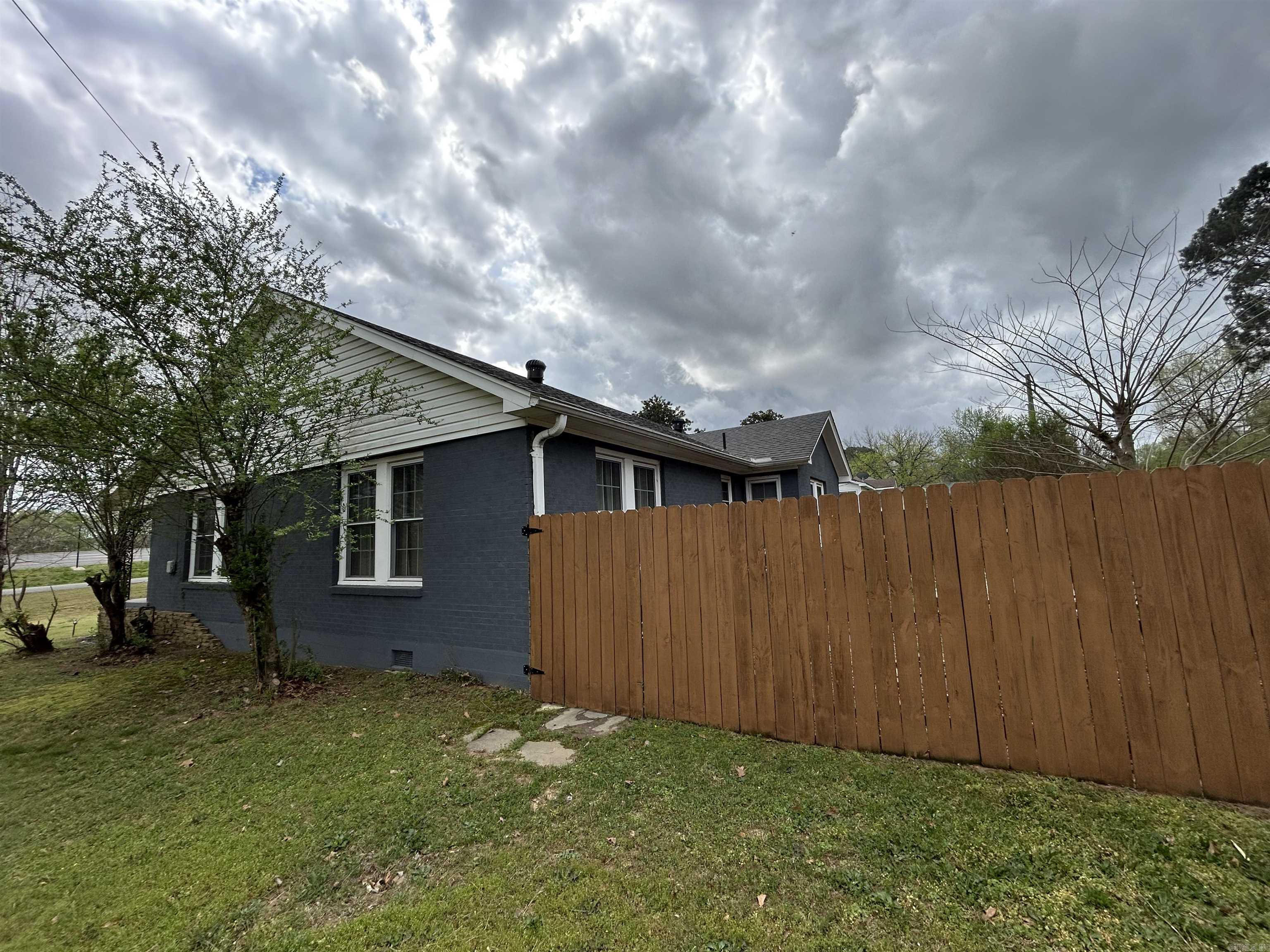 156 W James  Clinton, AR