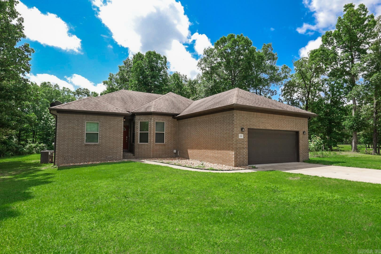 1090 Whispering Oak
