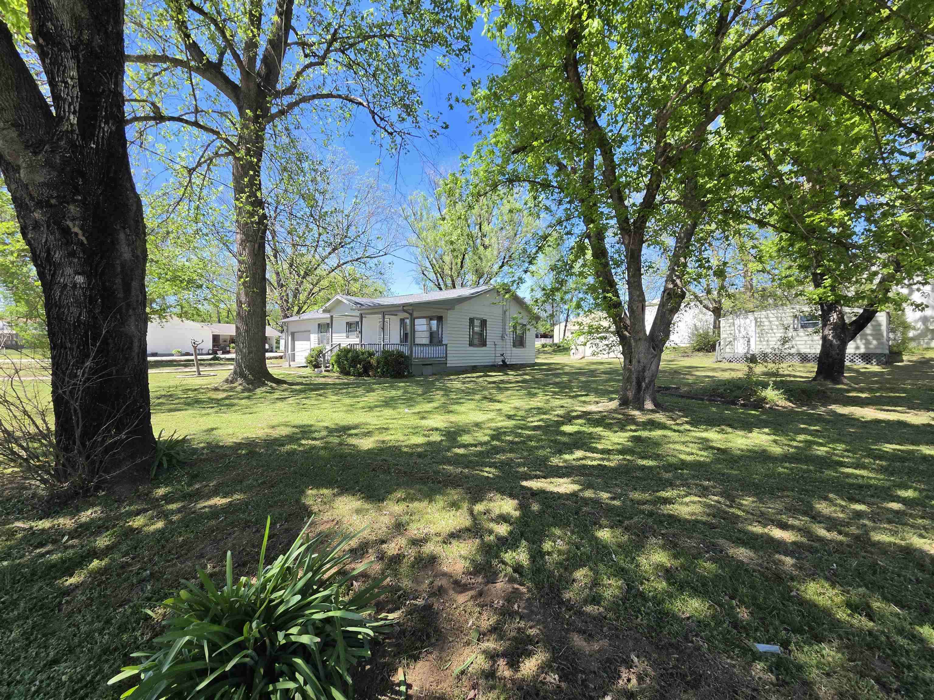 32 E Main  Ash Flat, AR