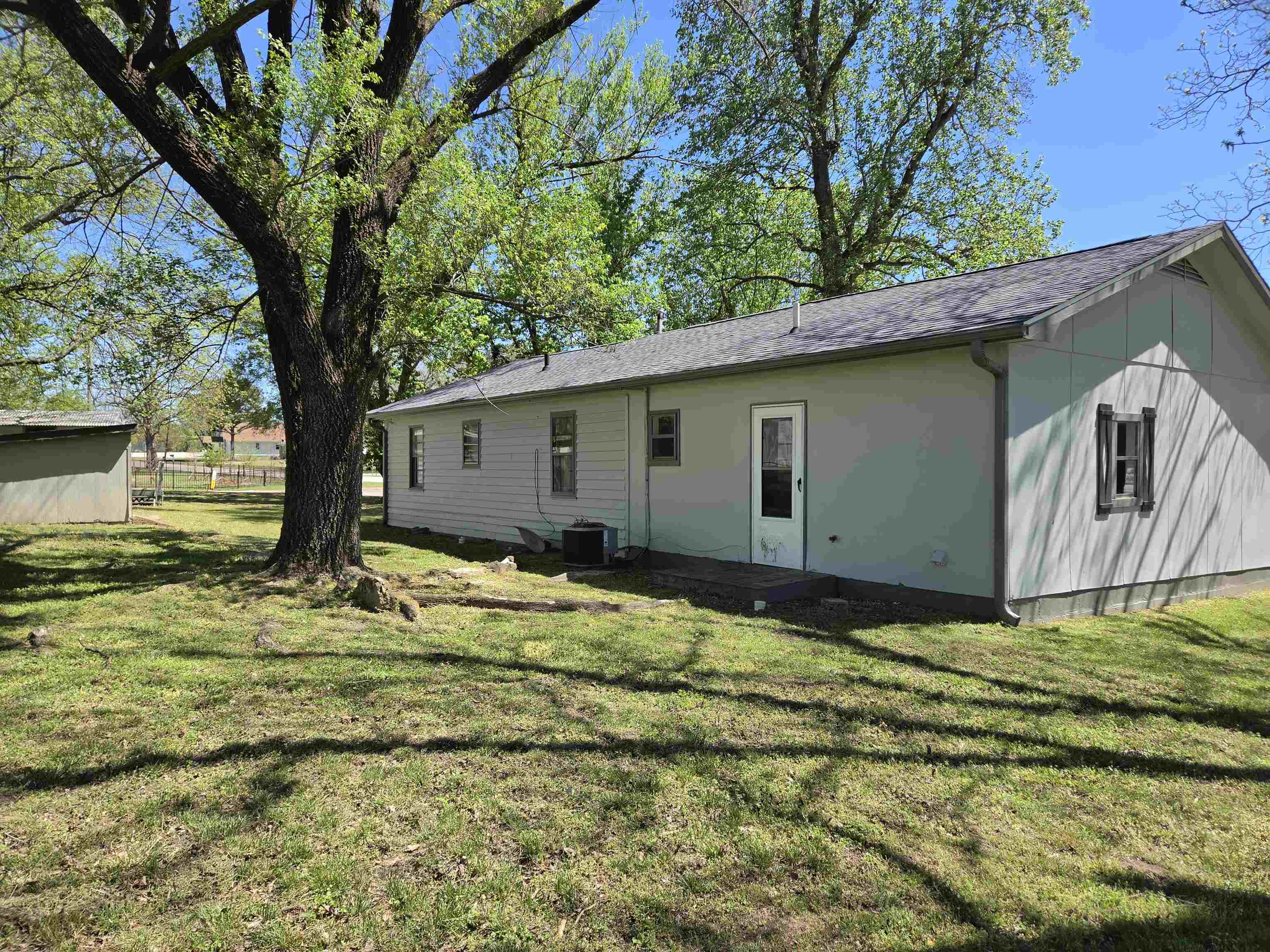 32 E Main  Ash Flat, AR