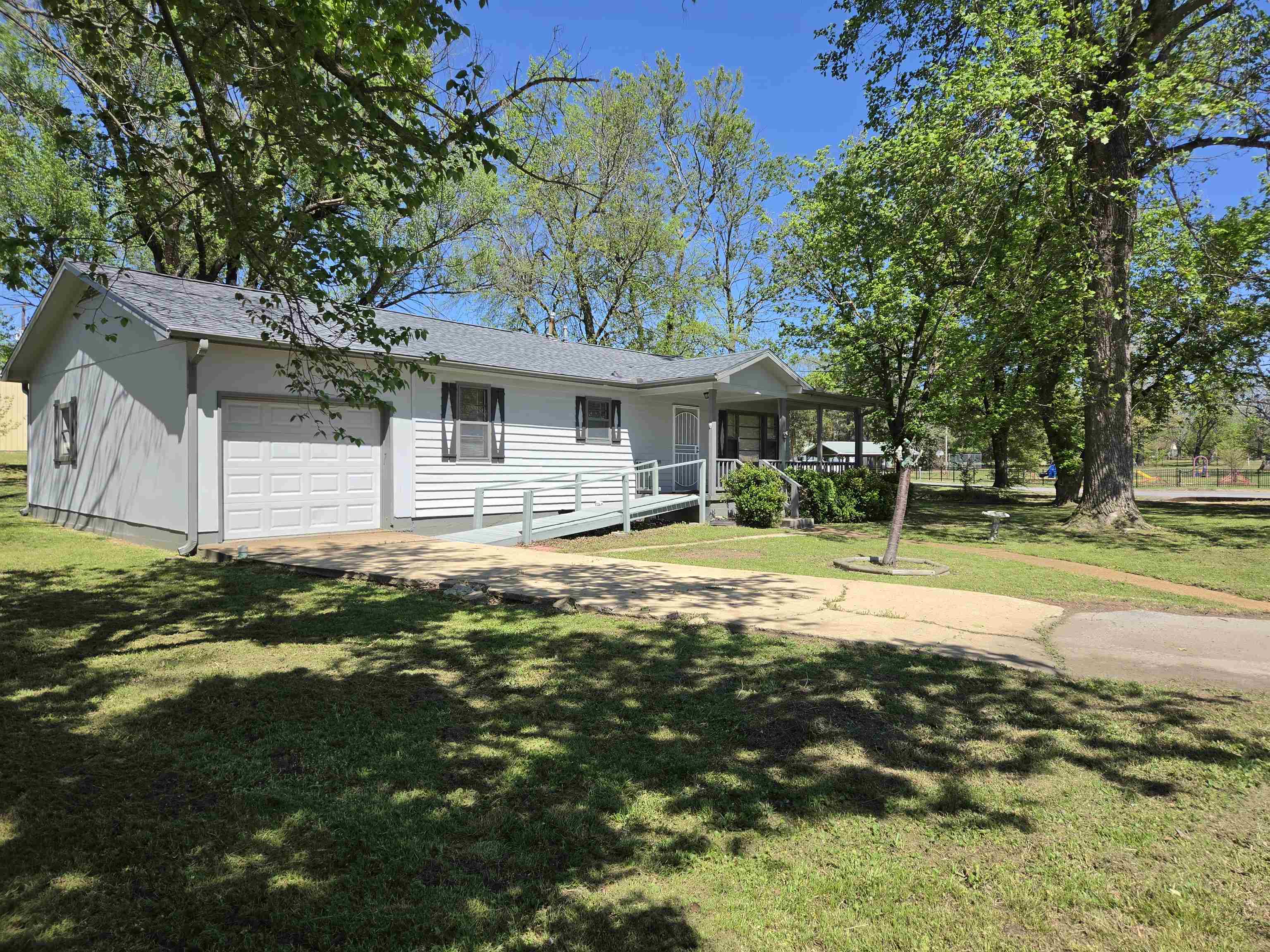 32 E Main  Ash Flat, AR