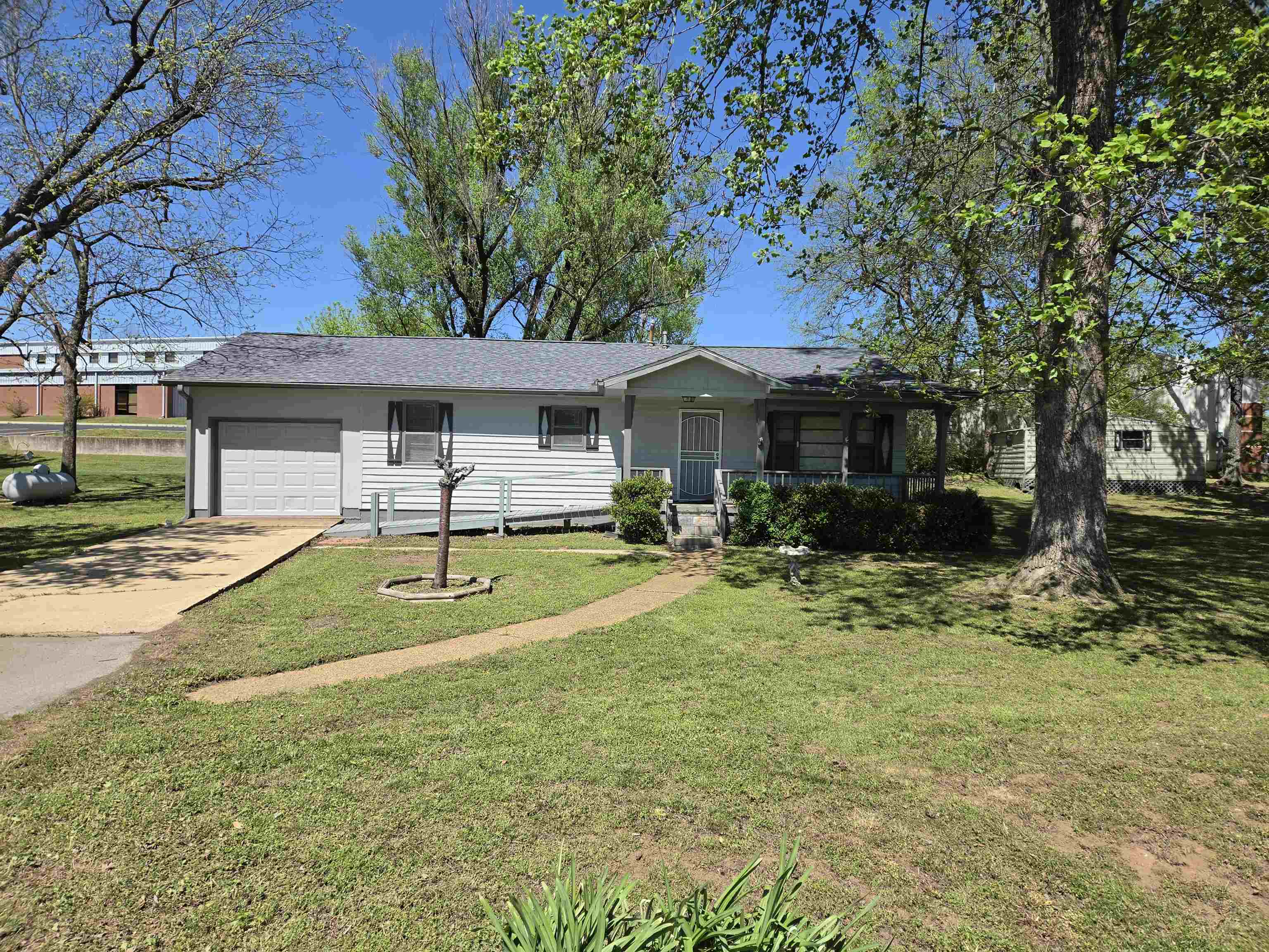 32 E Main  Ash Flat, AR