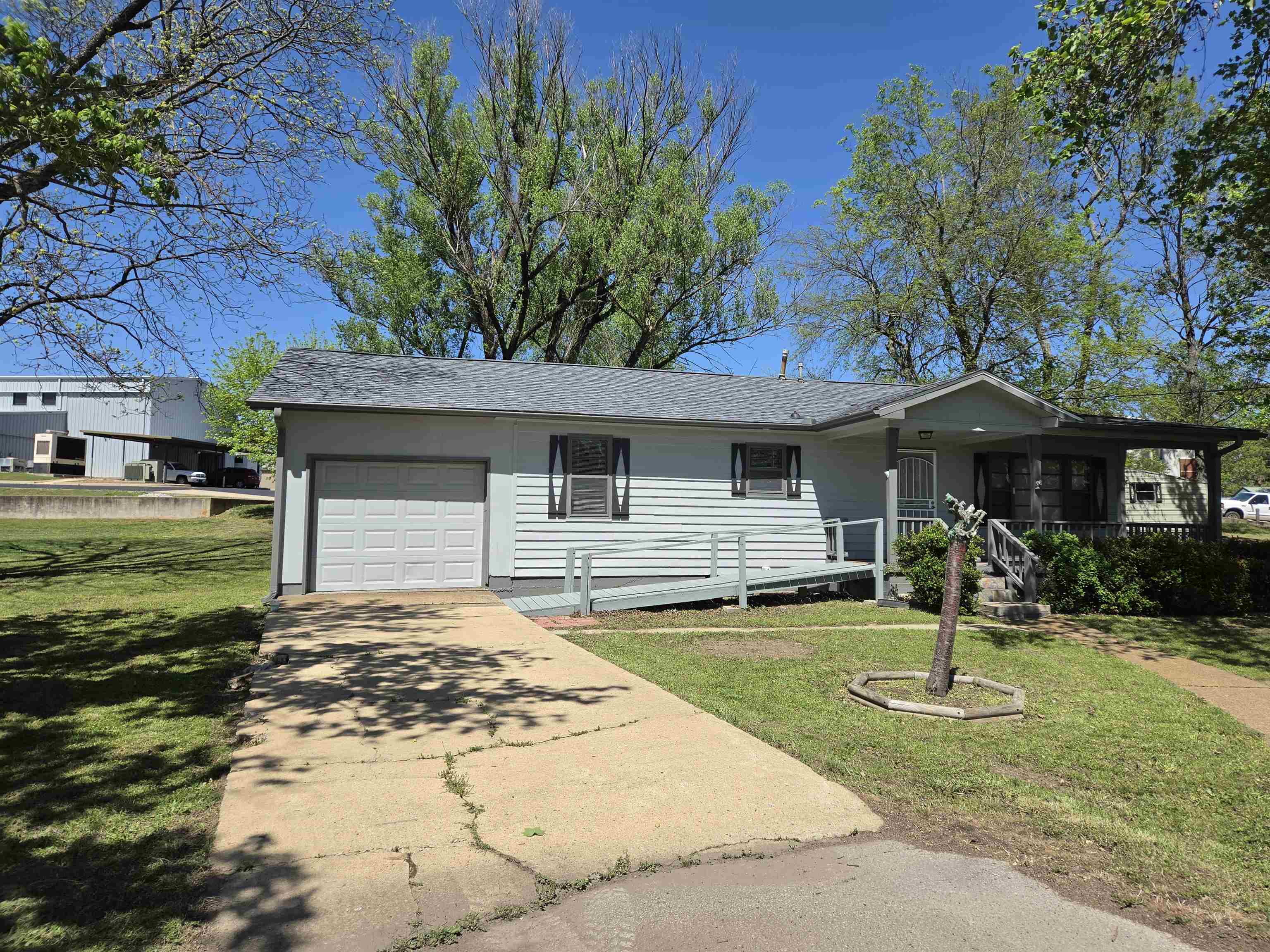 32 E Main  Ash Flat, AR