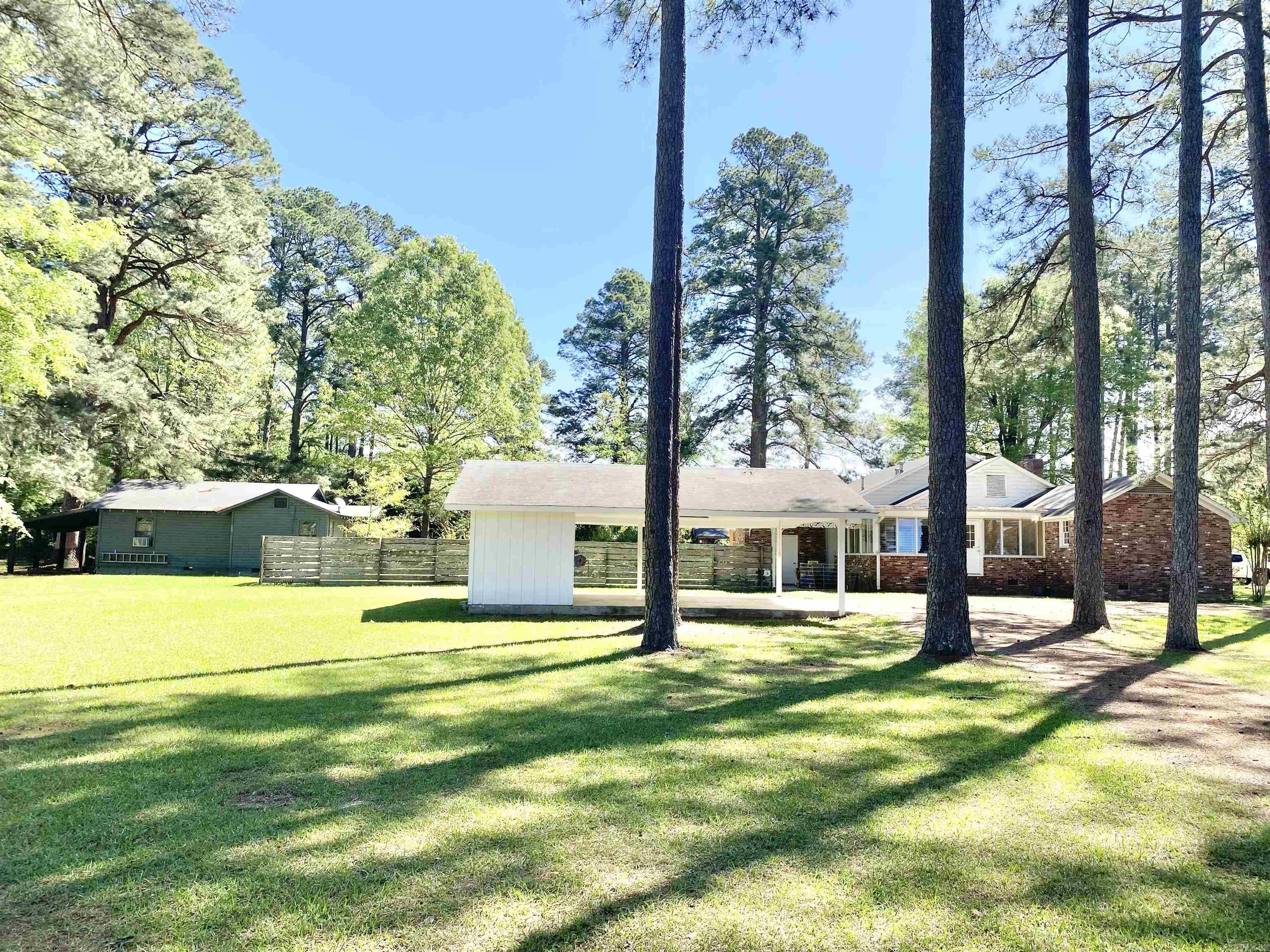 1612 W 4th  Fordyce, AR