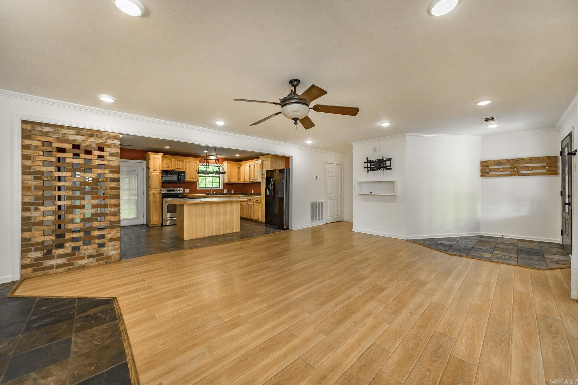 1600 E Lakeview  Benton, AR