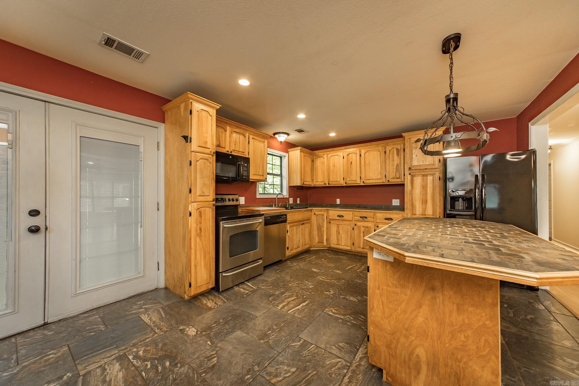 1600 E Lakeview  Benton, AR