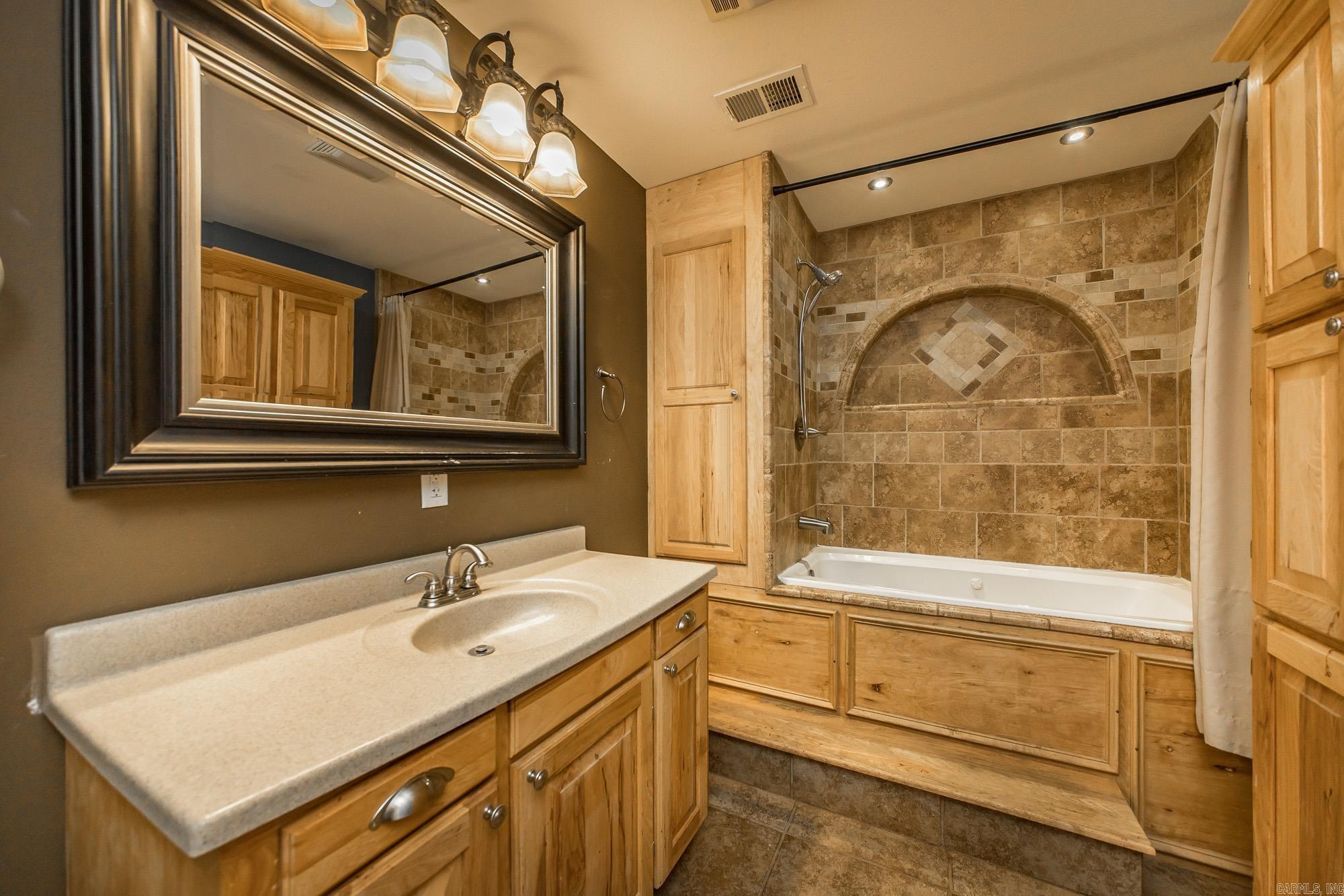 1600 E Lakeview  Benton, AR