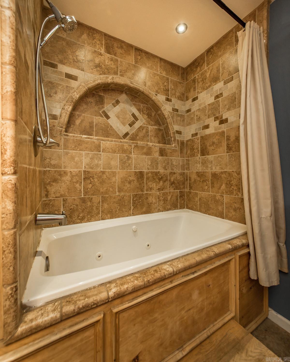 1600 E Lakeview  Benton, AR