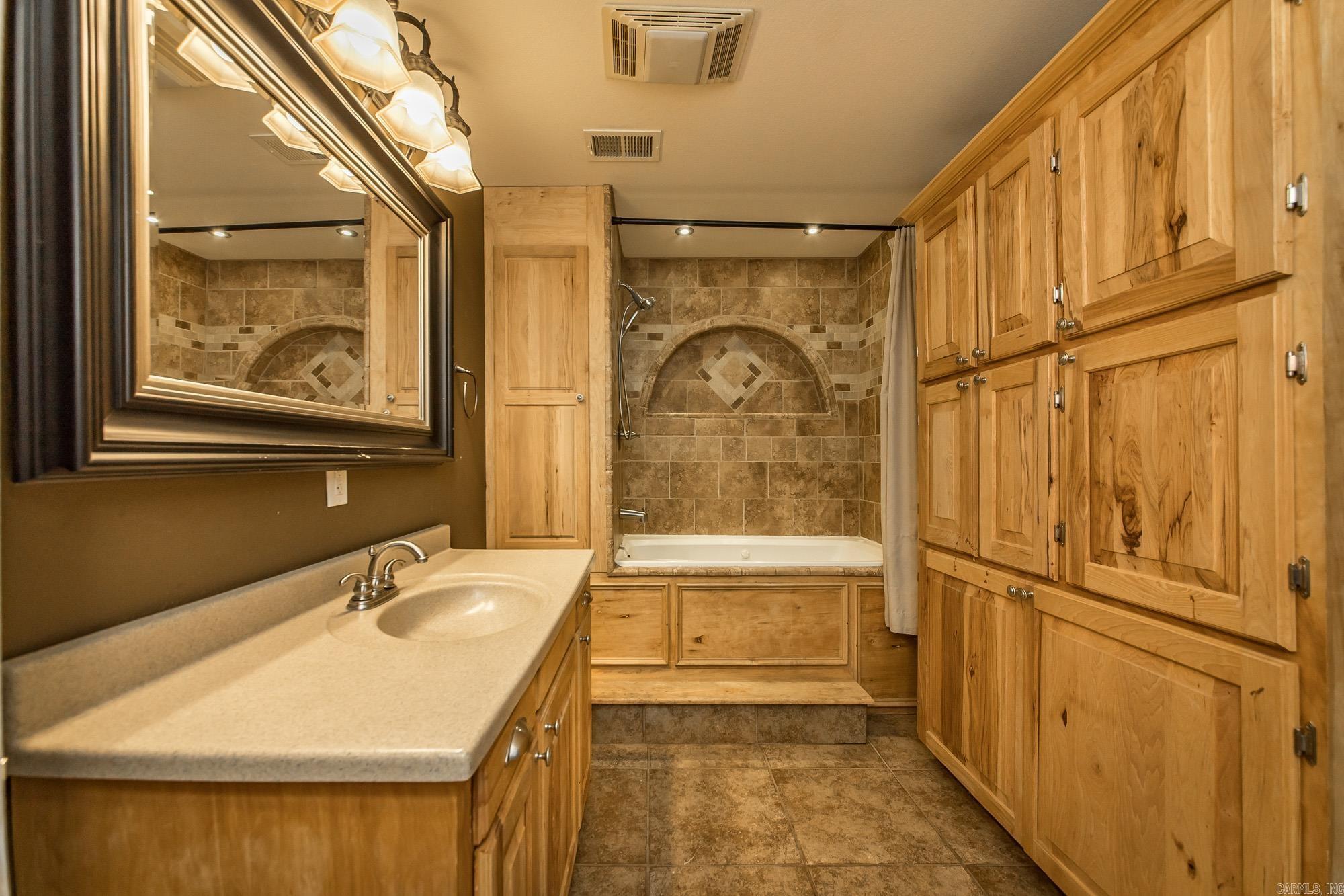 1600 E Lakeview  Benton, AR