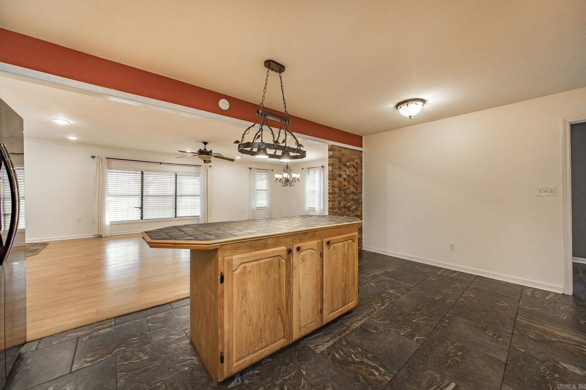 1600 E Lakeview  Benton, AR