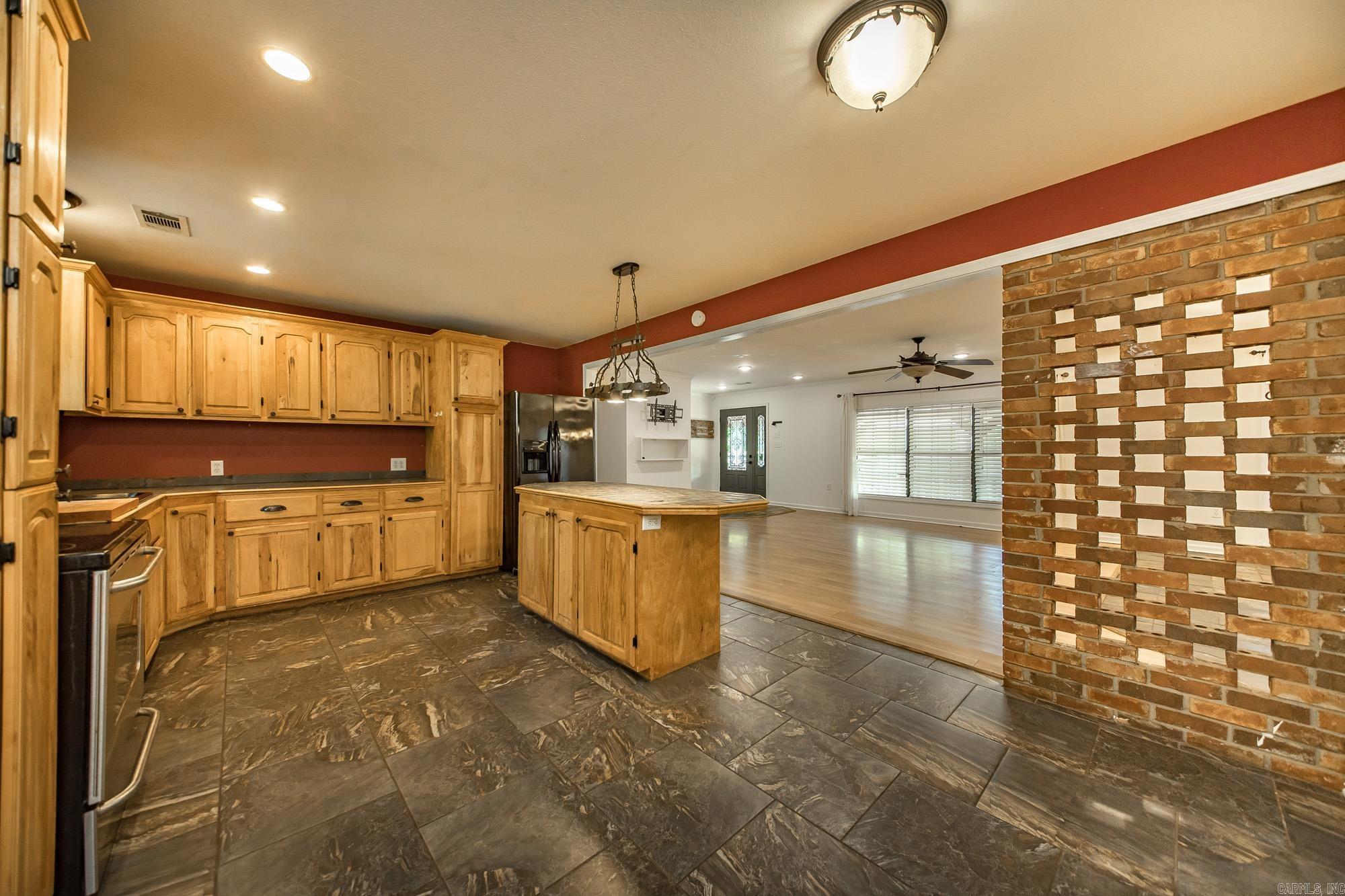 1600 E Lakeview  Benton, AR