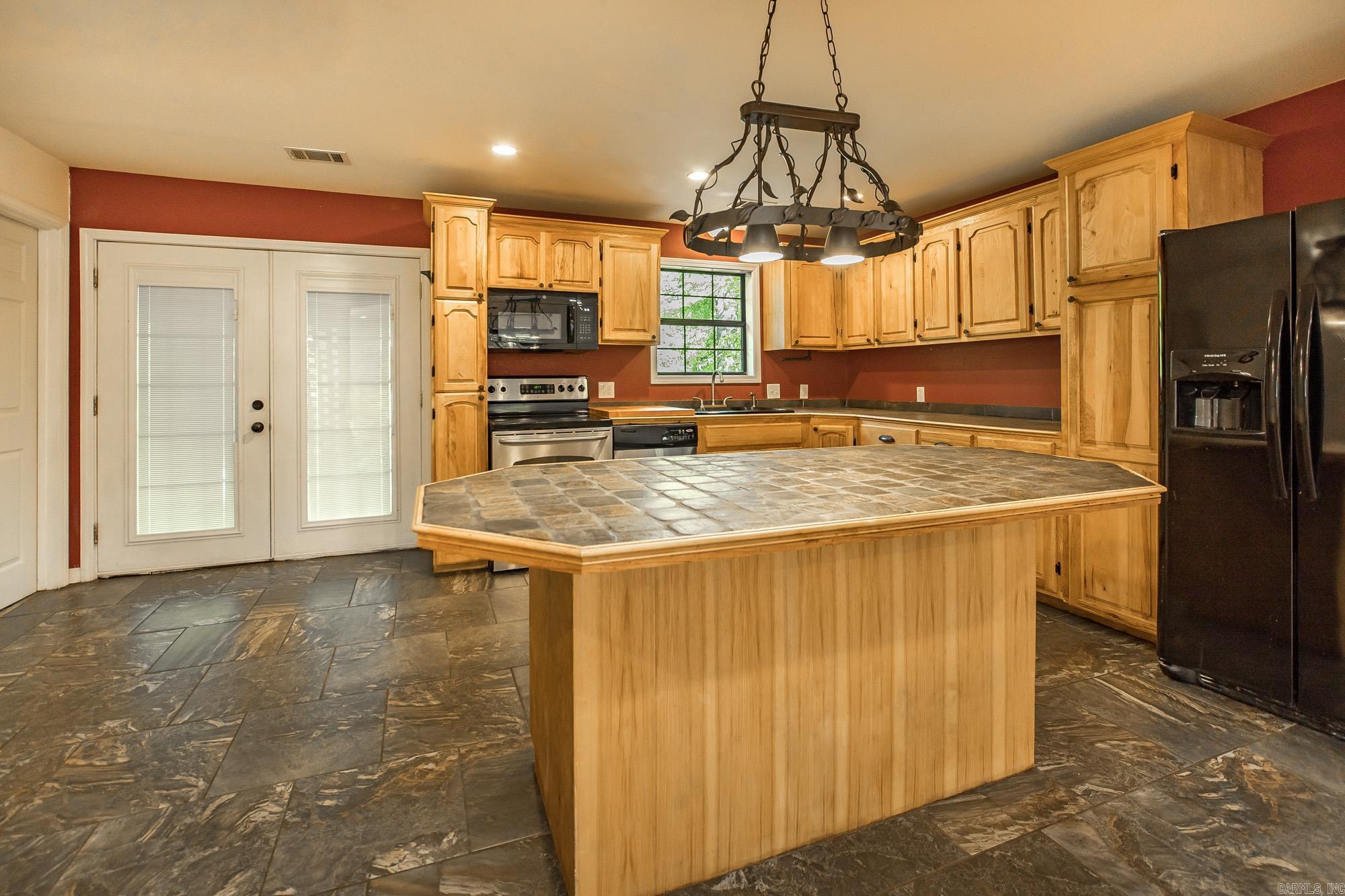 1600 E Lakeview  Benton, AR