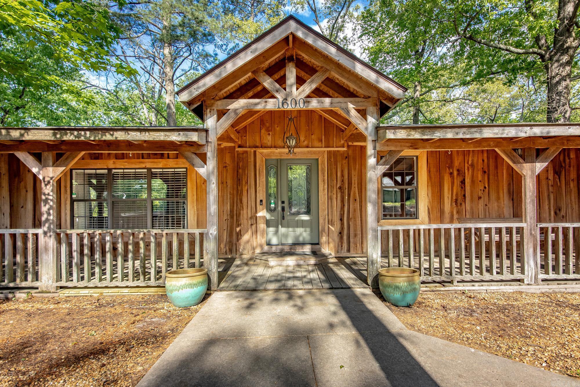 1600 E Lakeview  Benton, AR