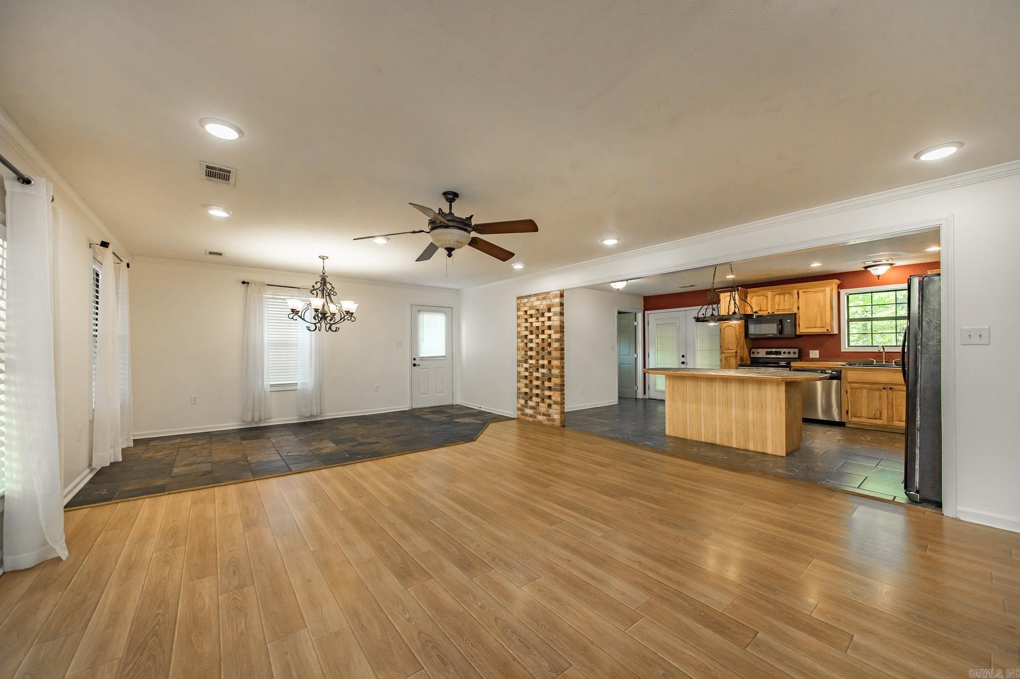 1600 E Lakeview  Benton, AR