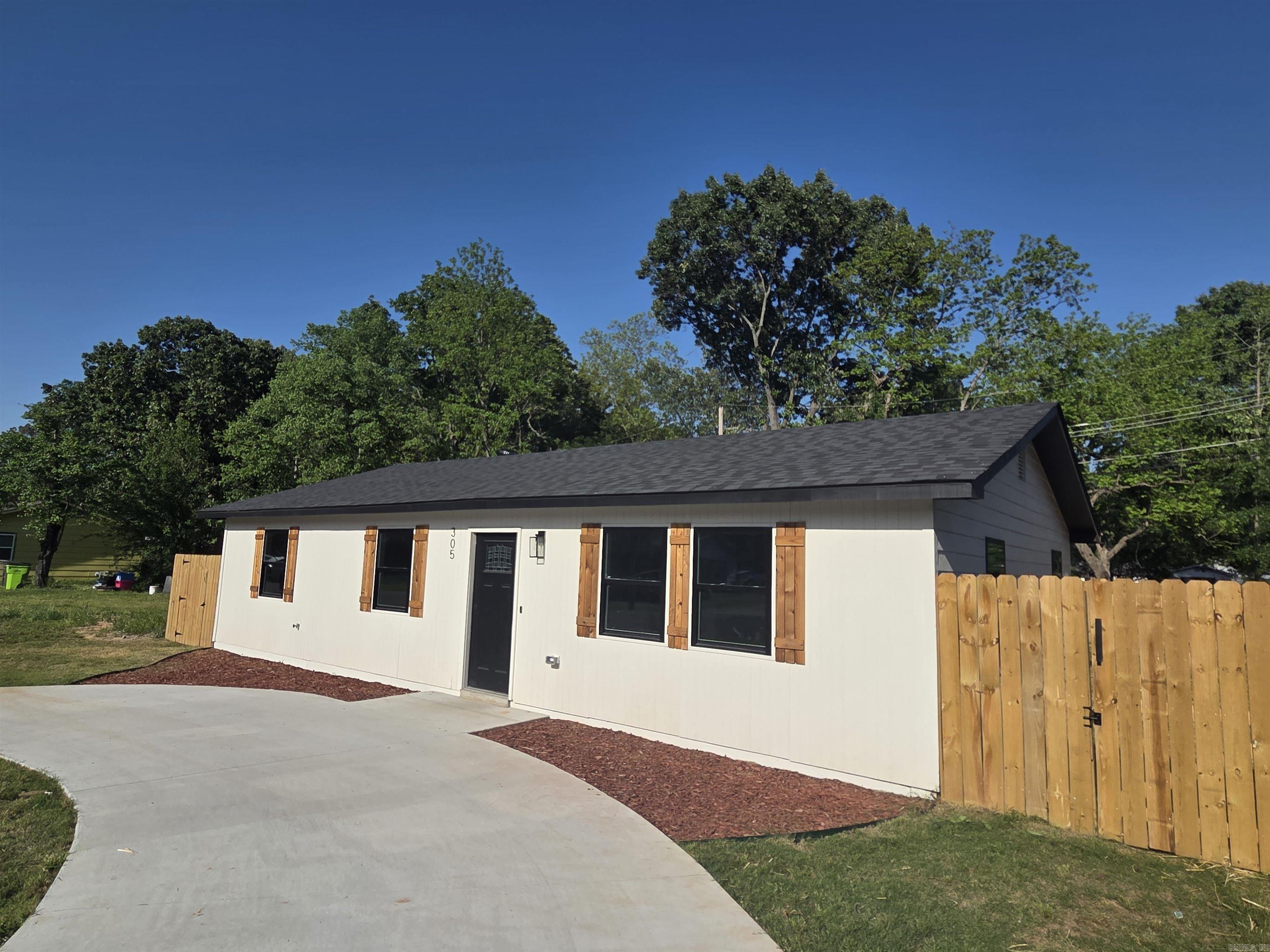 305 Thomas Circle  Lonoke, AR