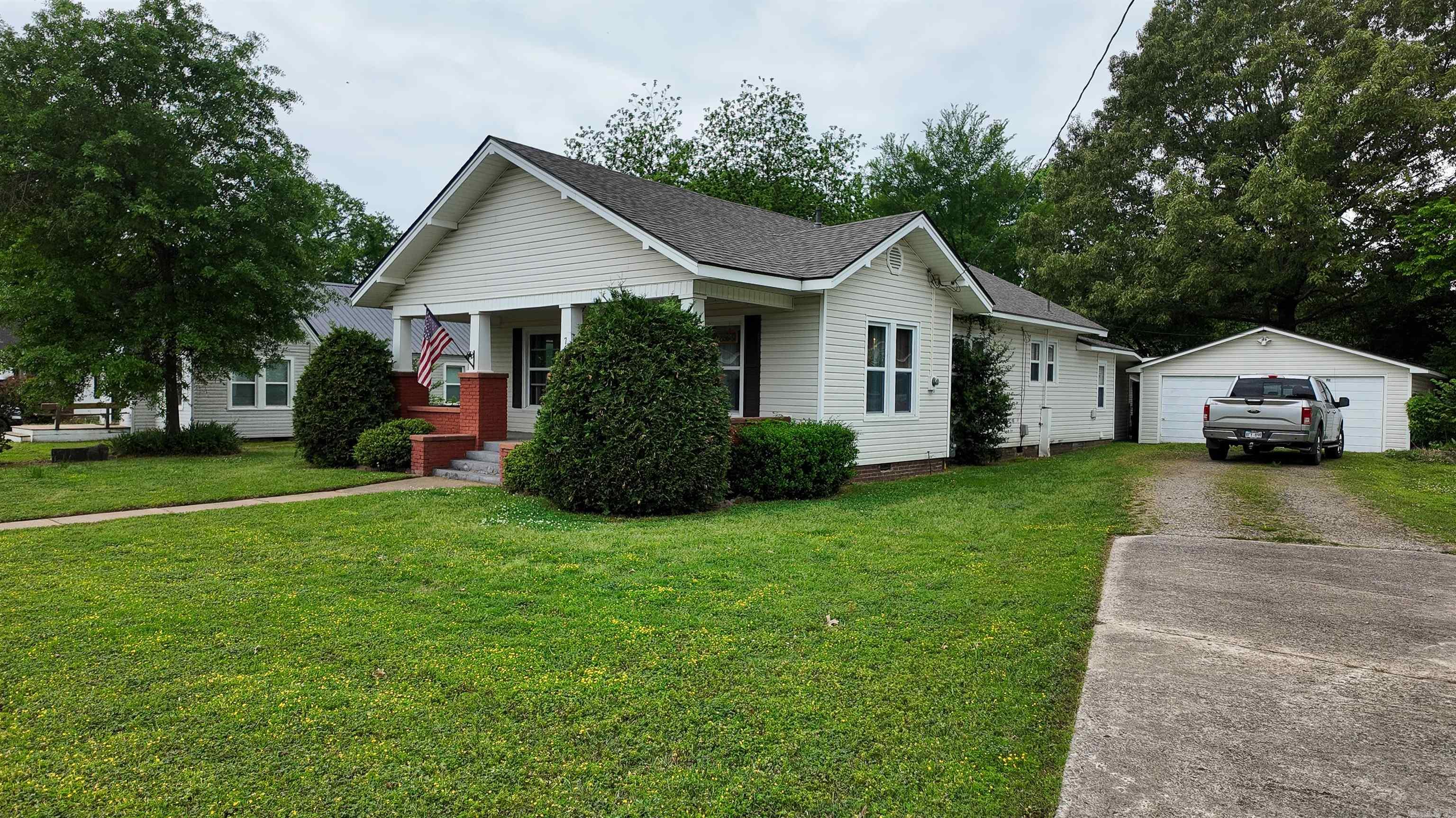 708 N 5th  Paris, AR