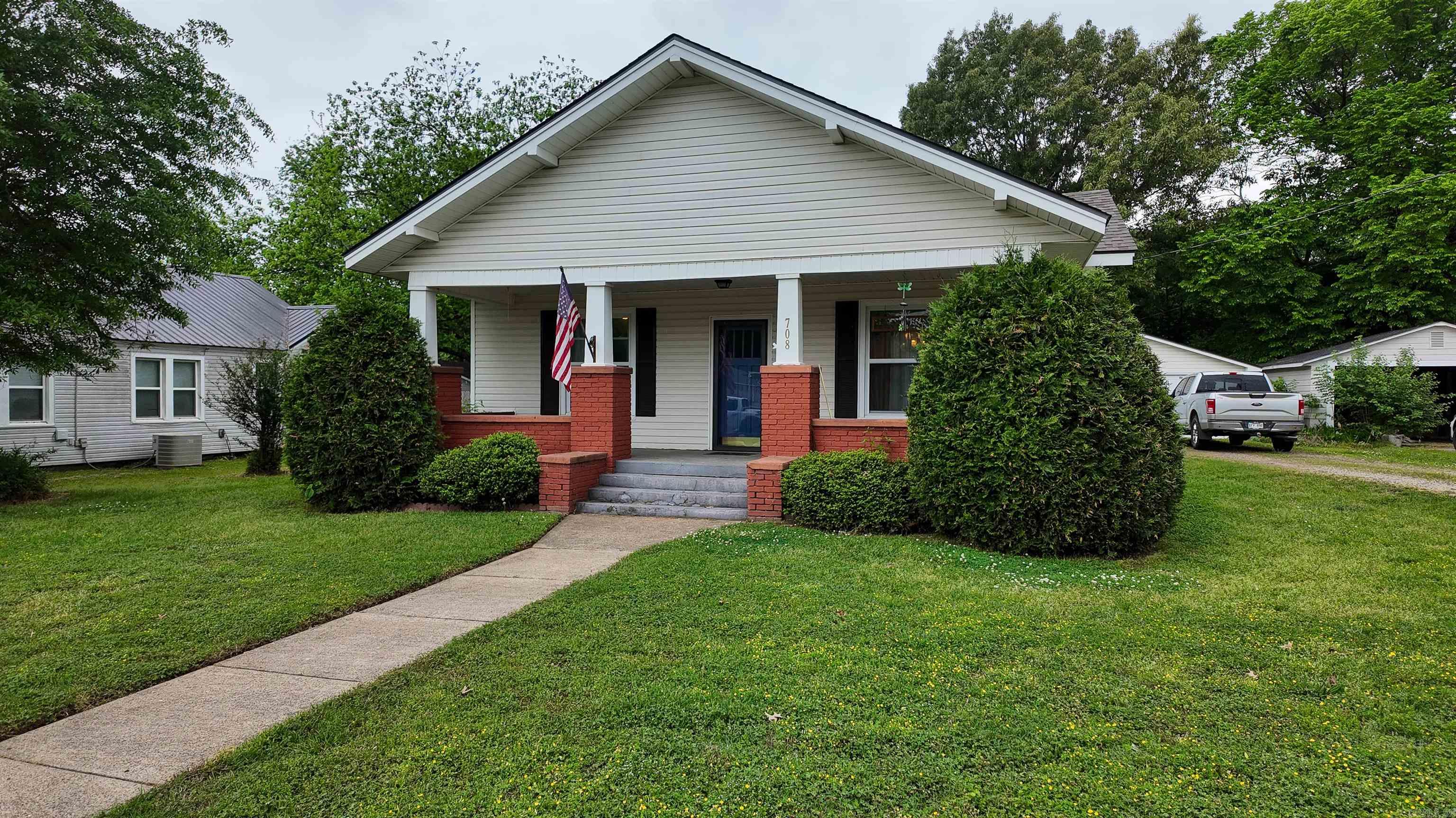 708 N 5th  Paris, AR