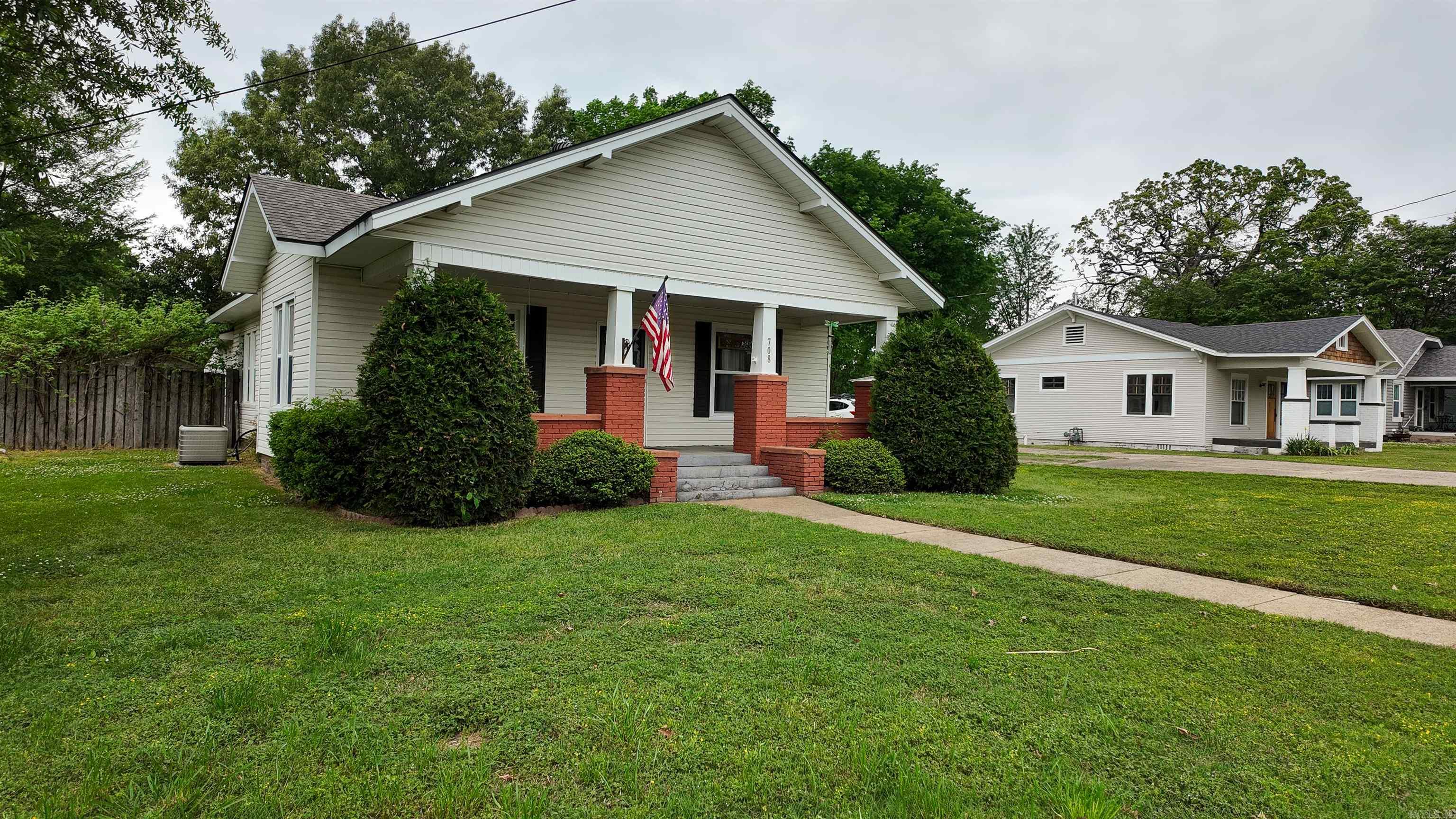 708 N 5th  Paris, AR