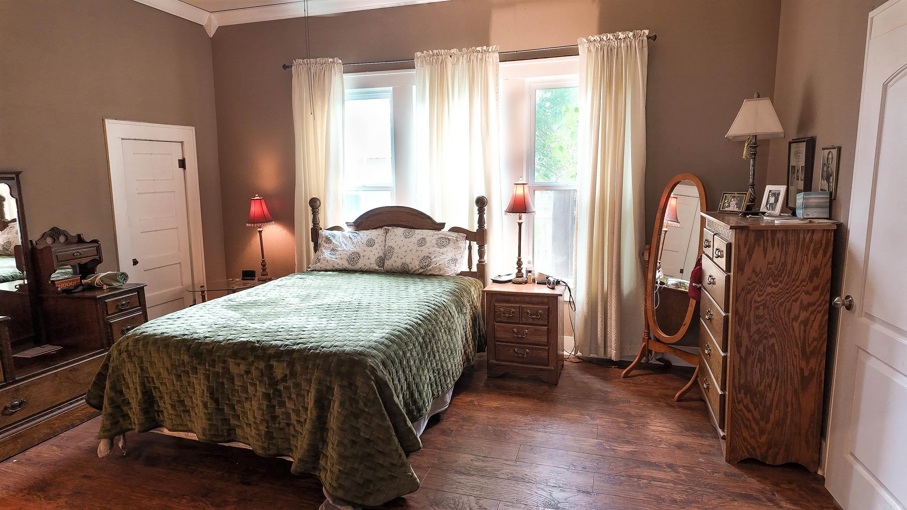 708 N 5th  Paris, AR