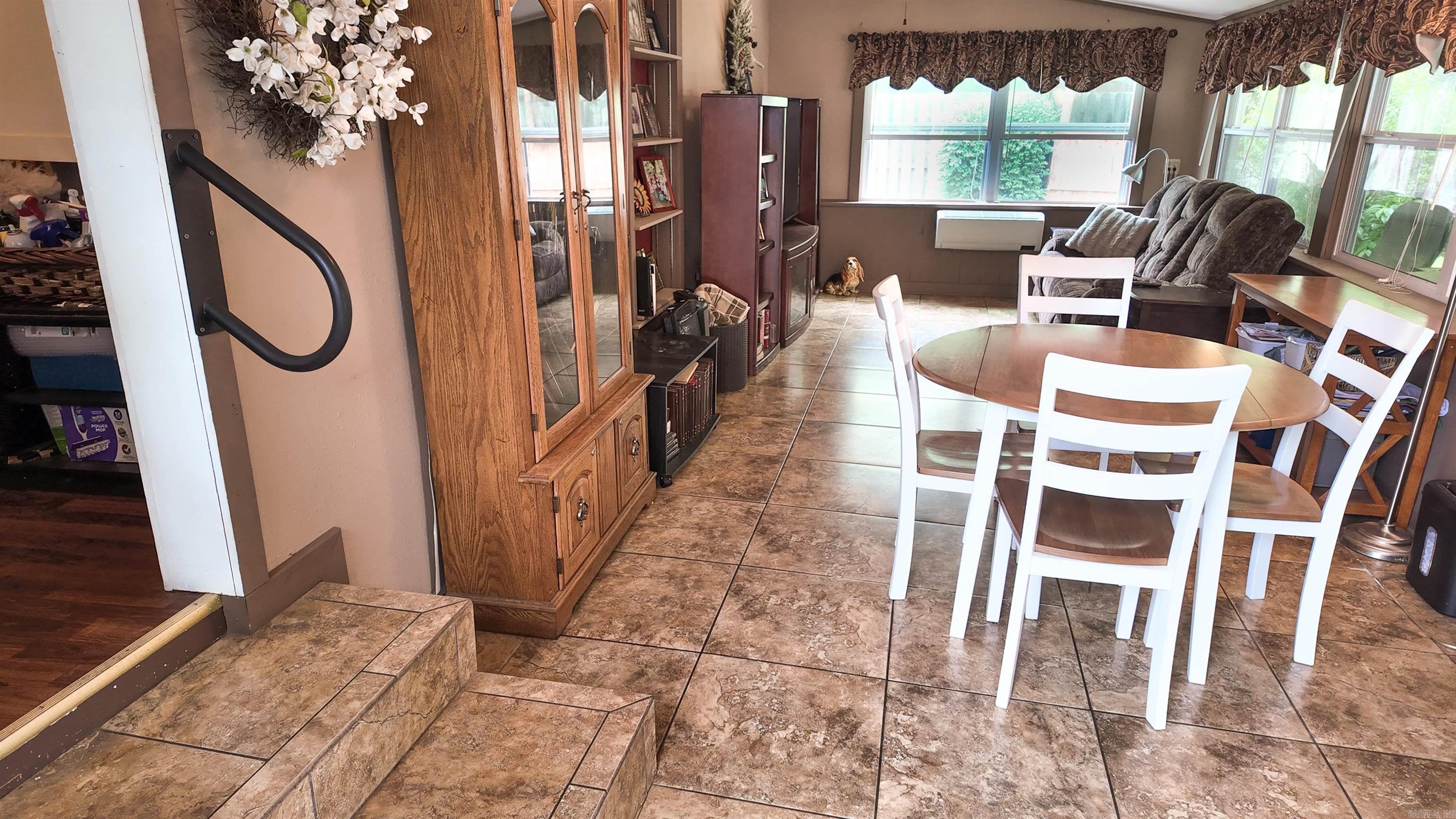 708 N 5th  Paris, AR