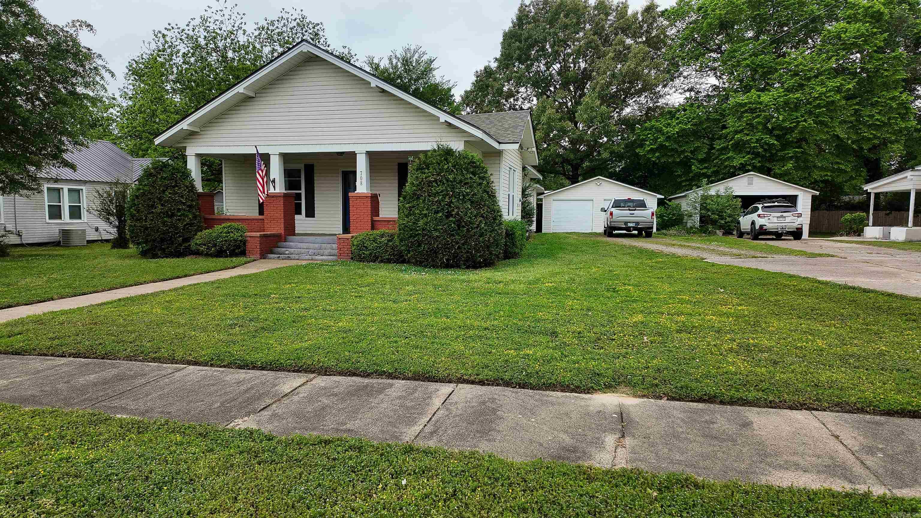 708 N 5th  Paris, AR