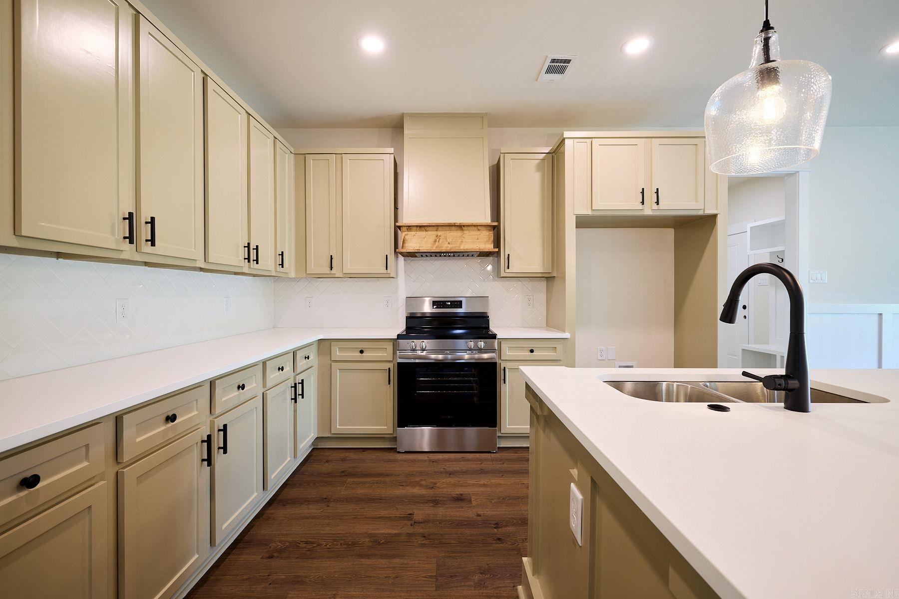 10573 W Miller Sardis Road  Bauxite, AR